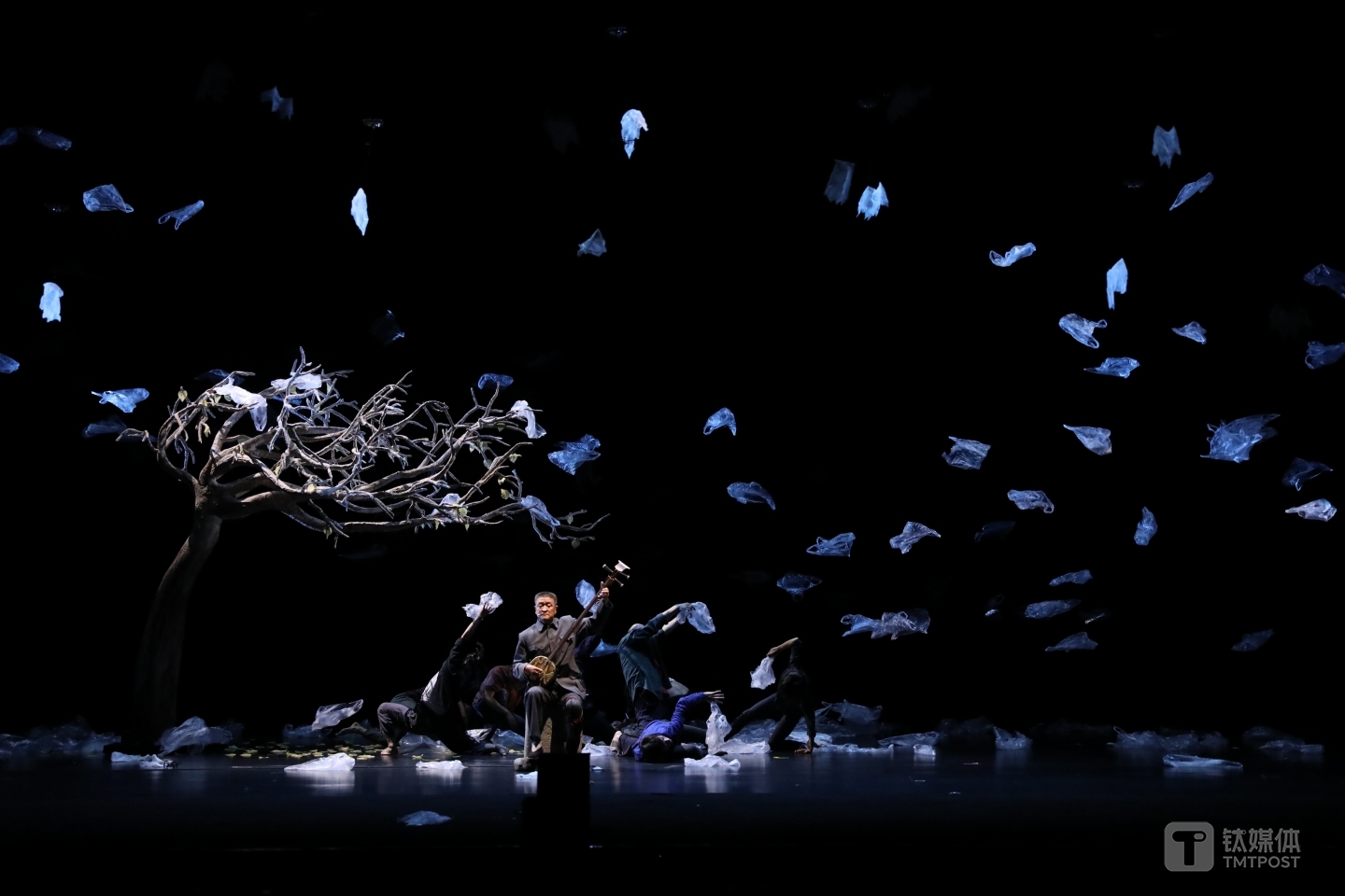 漫天飞舞的&ldquo;塑料袋雪花&rdquo; 由 Verity 无人机所牵引