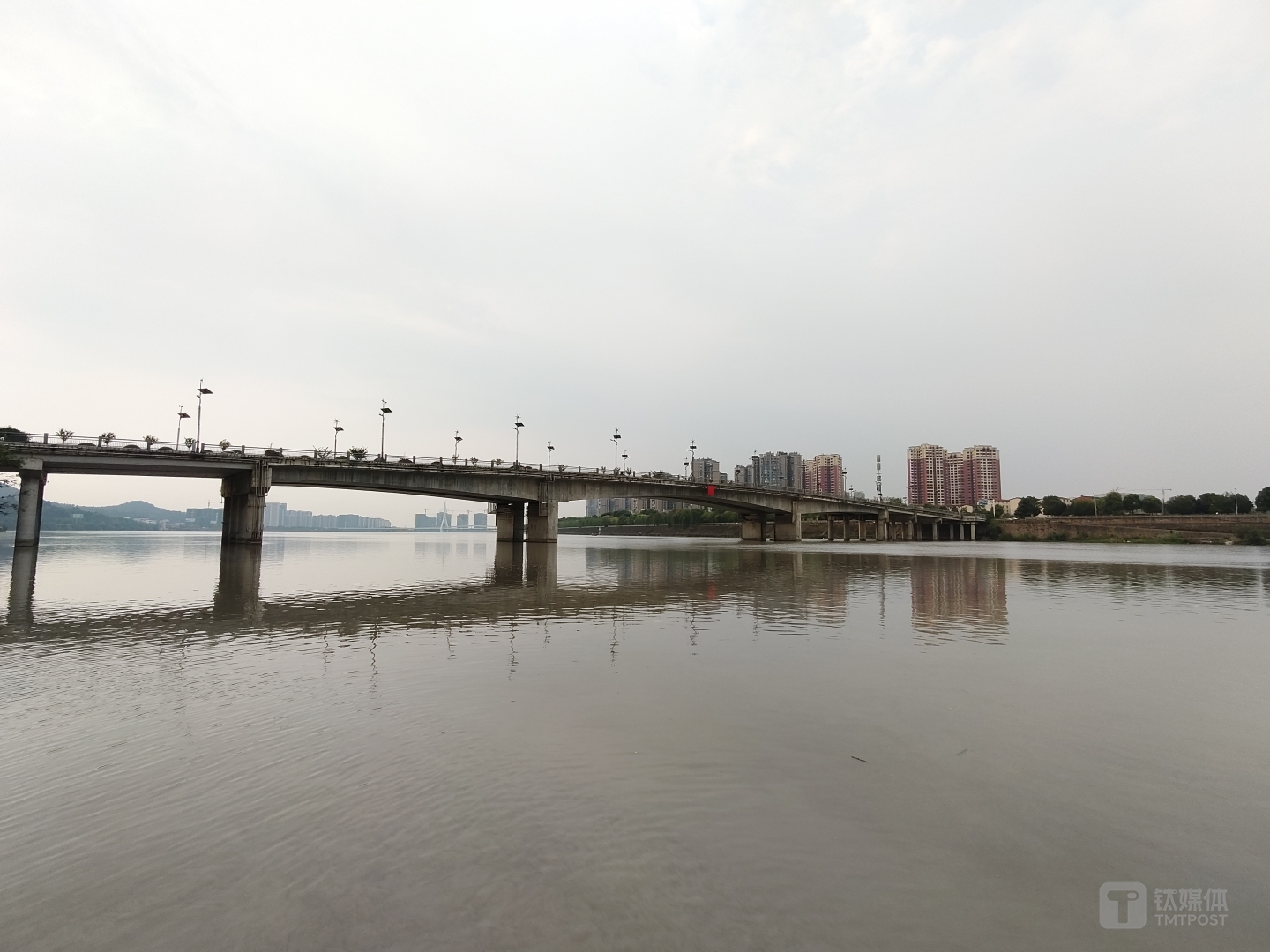 拍照模式很好地还原了场景的光照、白平衡