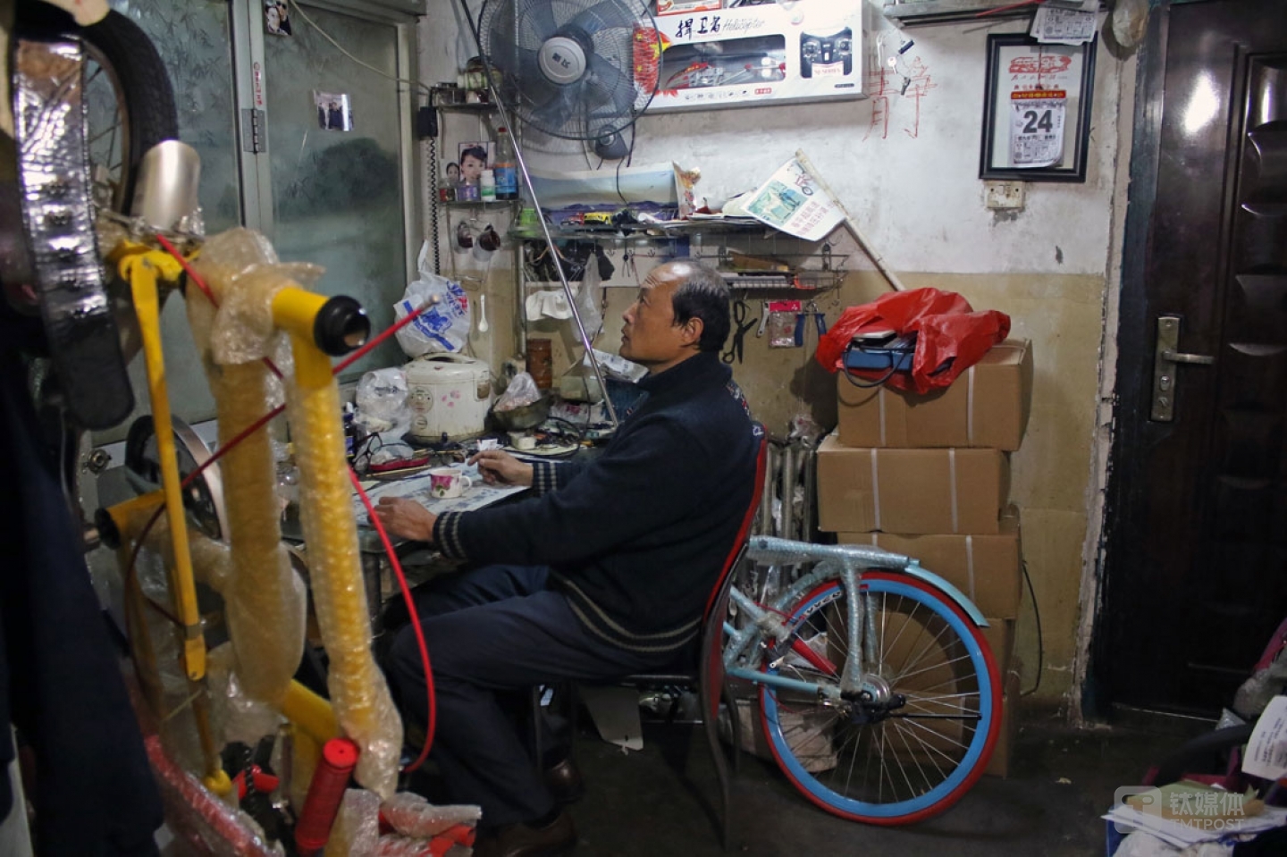 母亲这个小房子里，也堆满了自行车零件、车架，他说自己年轻的时候，家人不太乐意他捣鼓自行车，觉得那不是个正事，后来自己取得了一些成就，家人也慢慢看开了，替他也感到高兴。