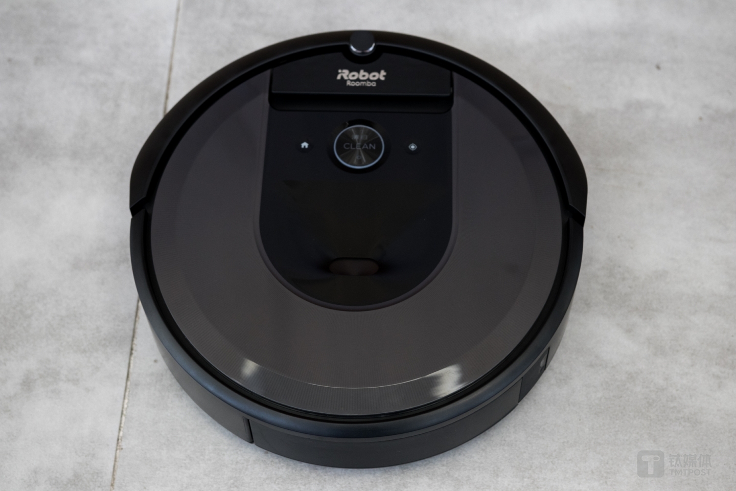 整体黑色的设计