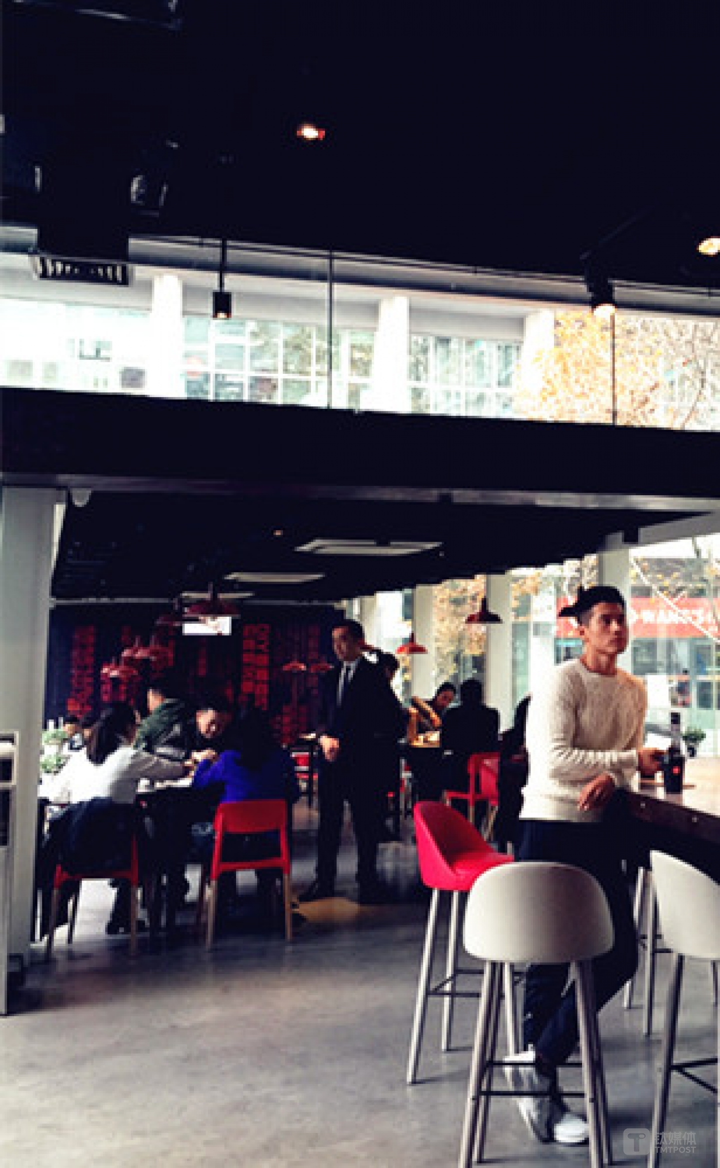 餐厅吸引了很多时尚潮人用餐