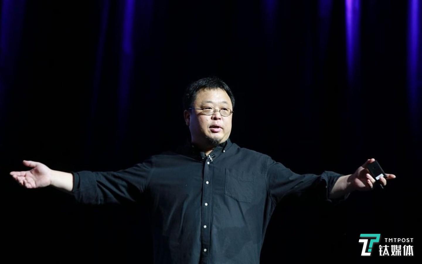 12月3日，北京，罗永浩在&ldquo;老人与海&rdquo;发布会发表演讲，并宣布自己成为鲨纹科技全球合伙人。这一年，罗永浩卖掉了锤子科技，连续创业的效果都不尽如人意，甚至一度被列为&ldquo;被执行人&rdquo;。