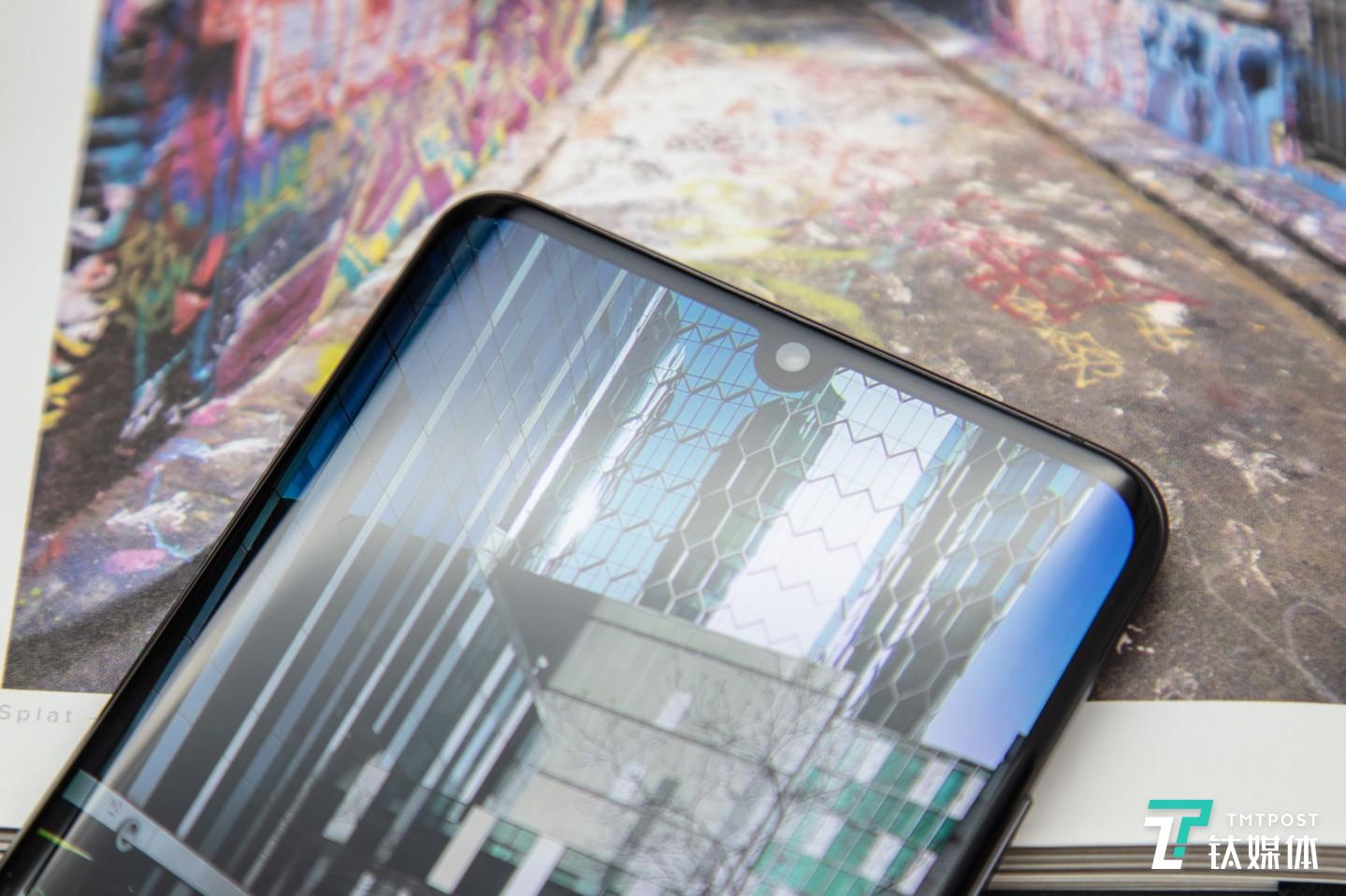 3200万像素前置摄像头