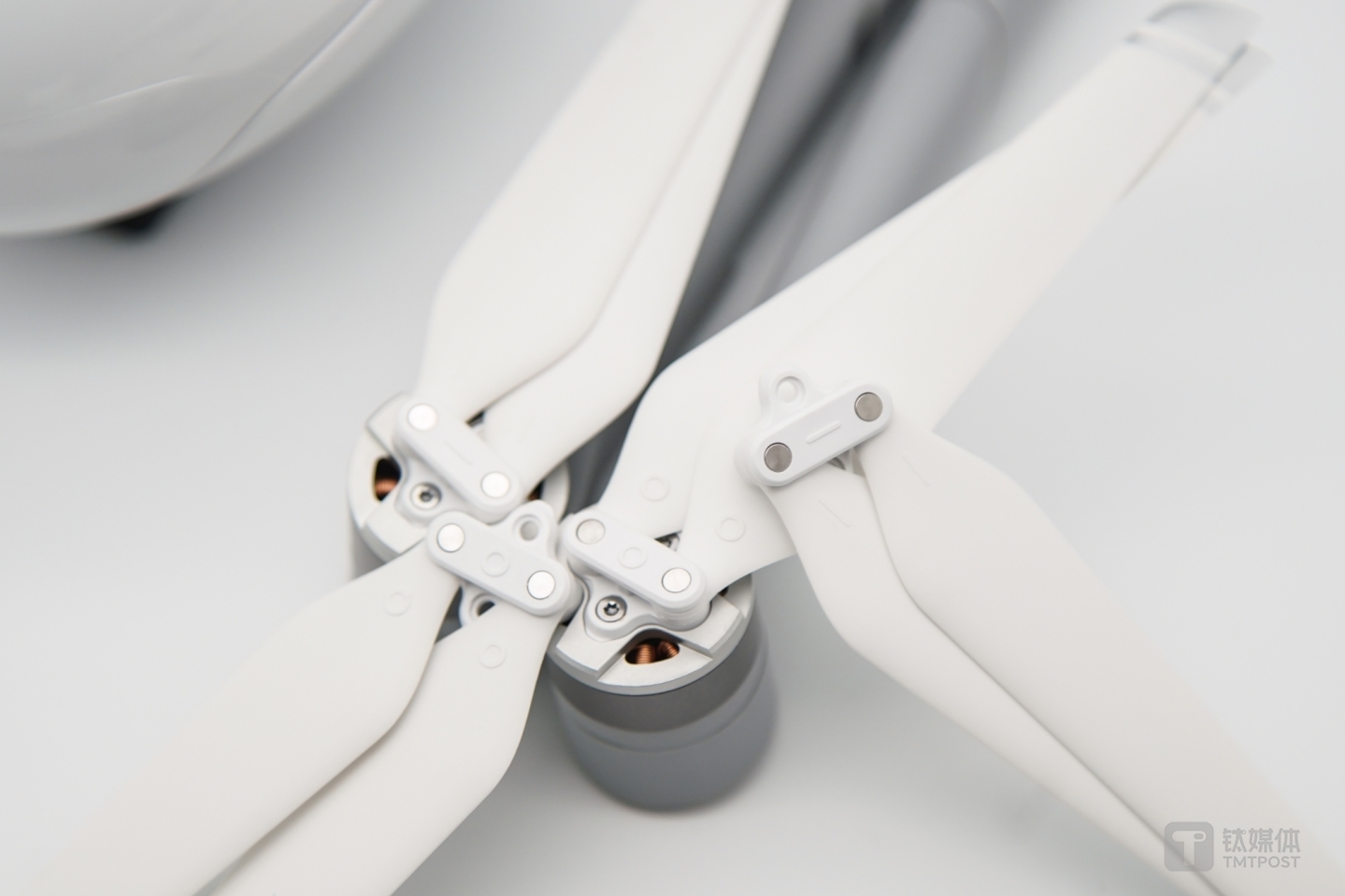 桨叶通过螺丝固定