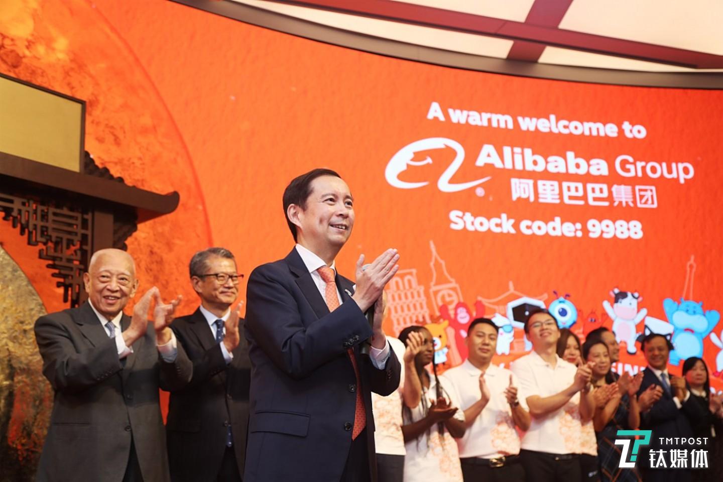 11月26日，阿里巴巴集团控股有限公司正式在香港交易所挂牌上市，成为首个同时在美股和港股两地上市的中国互联网公司。（图/视觉中国）