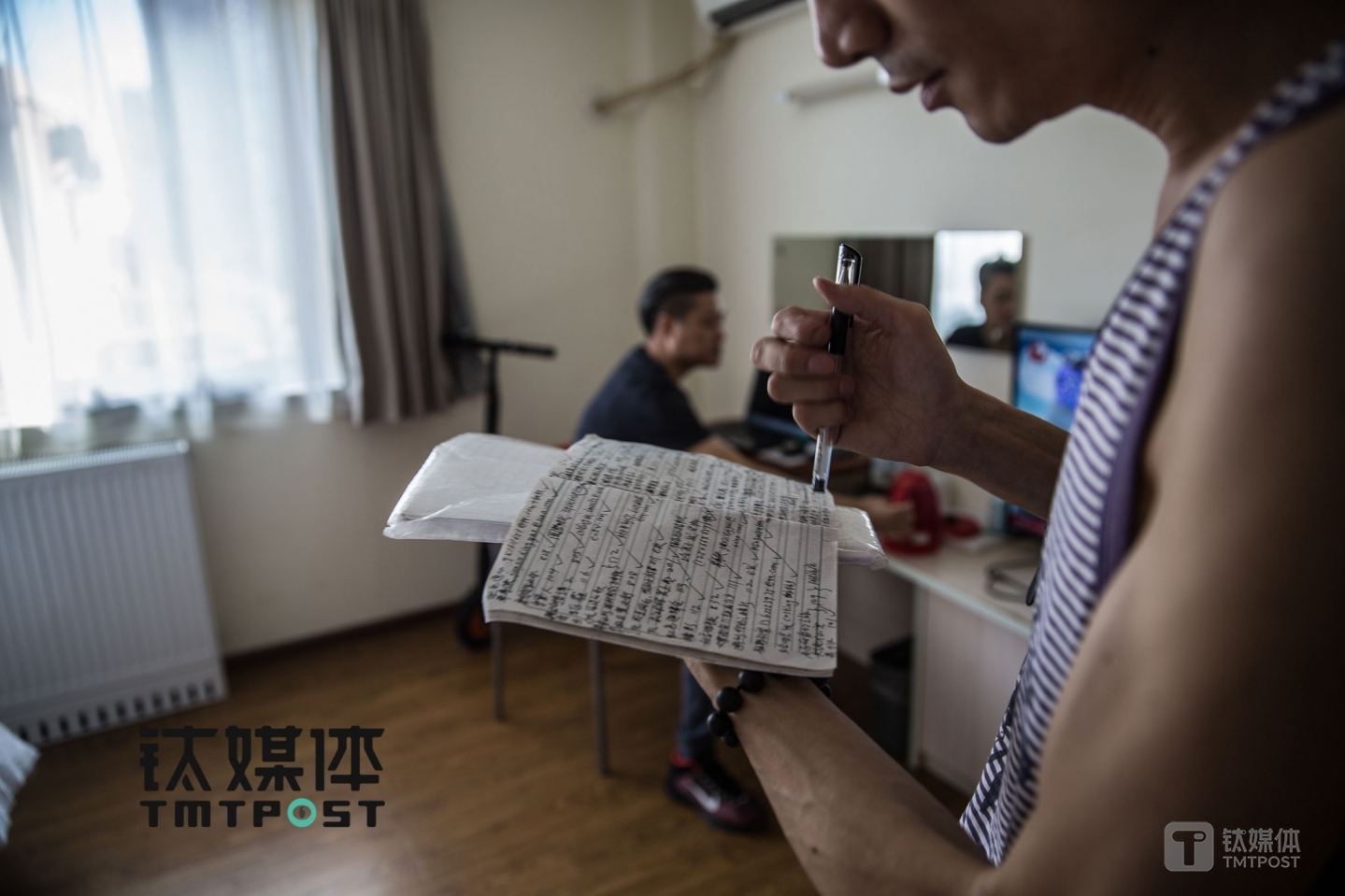 An actor knocked at the door and tried to submit his resume. However, Mr. Yue told him that he’d already submitted his resume before. He hesitated and took out a notebook filled with notes. He went through his notes, tried to find out if he’d really submitted his resume but failed. “Yes, indeed, my memory came back. I must have taken the note on another notebook.” He’s been an actor for six years off and on. Every week, he would come to the inn and submitted his resumes door to door.