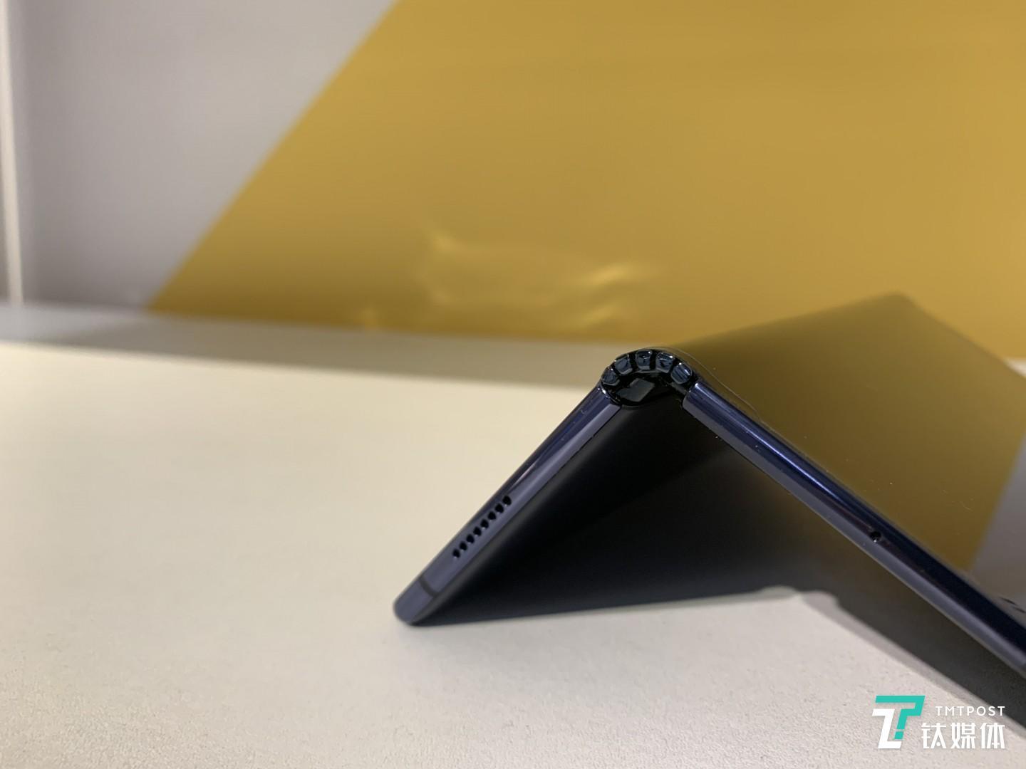 Mate X铰链细节图