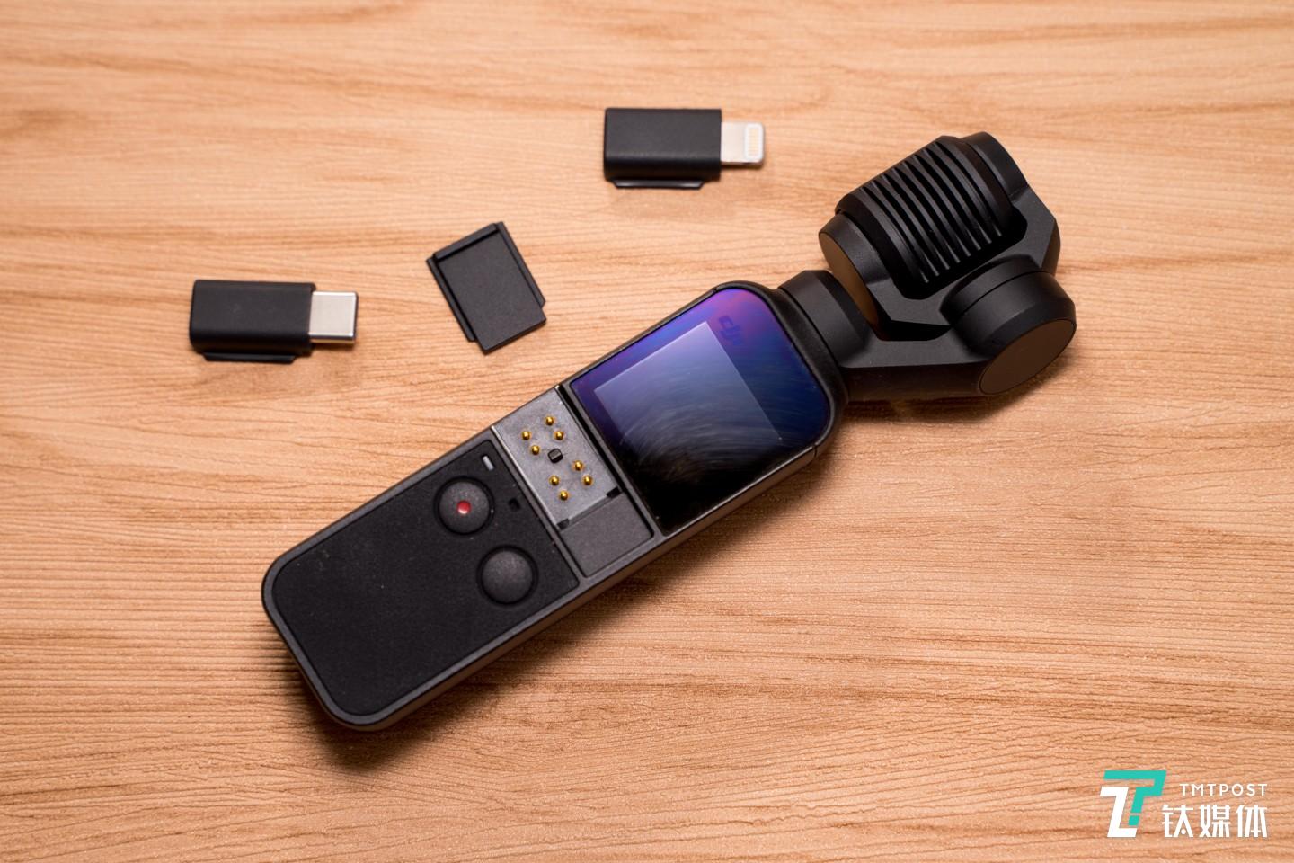 除了两种连接配件以外，还提供了保护触点的配件