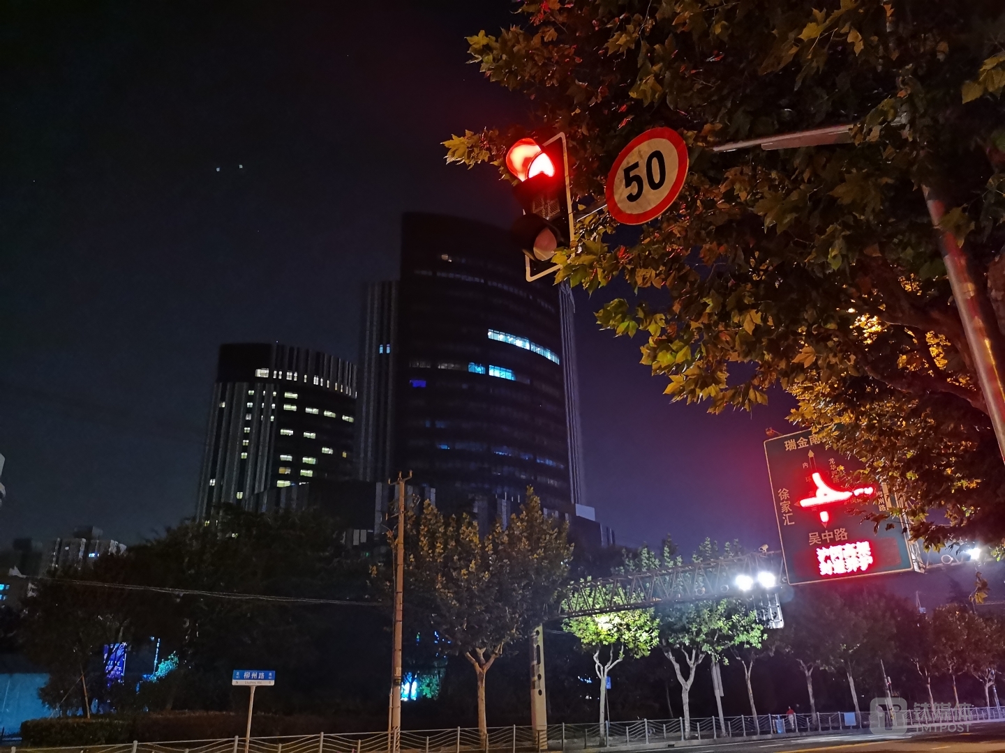 更多样张：快门速度1/25 秒 光圈f/1.8 焦距5.58 毫米 ISO 2500