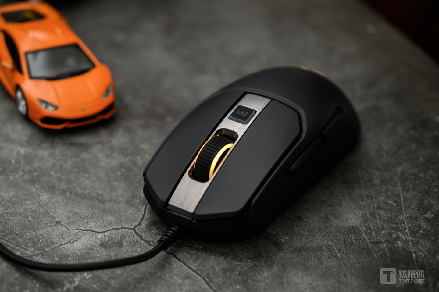 滚轮后部的DPI调节按键