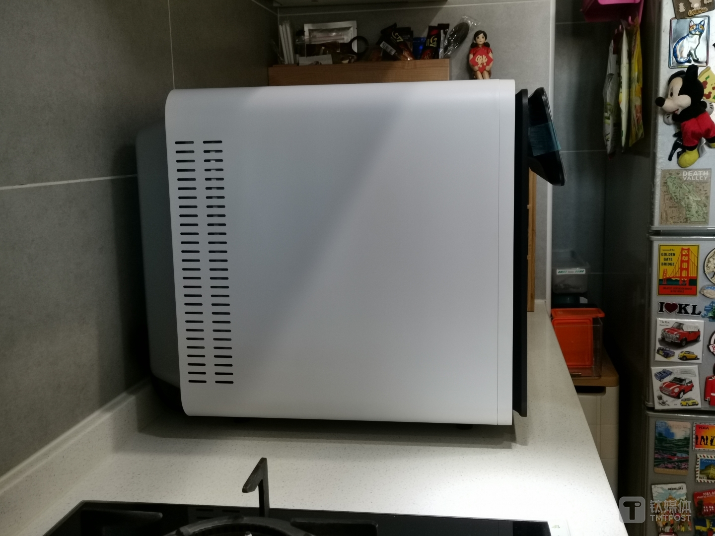 侧面和后部都有散热孔