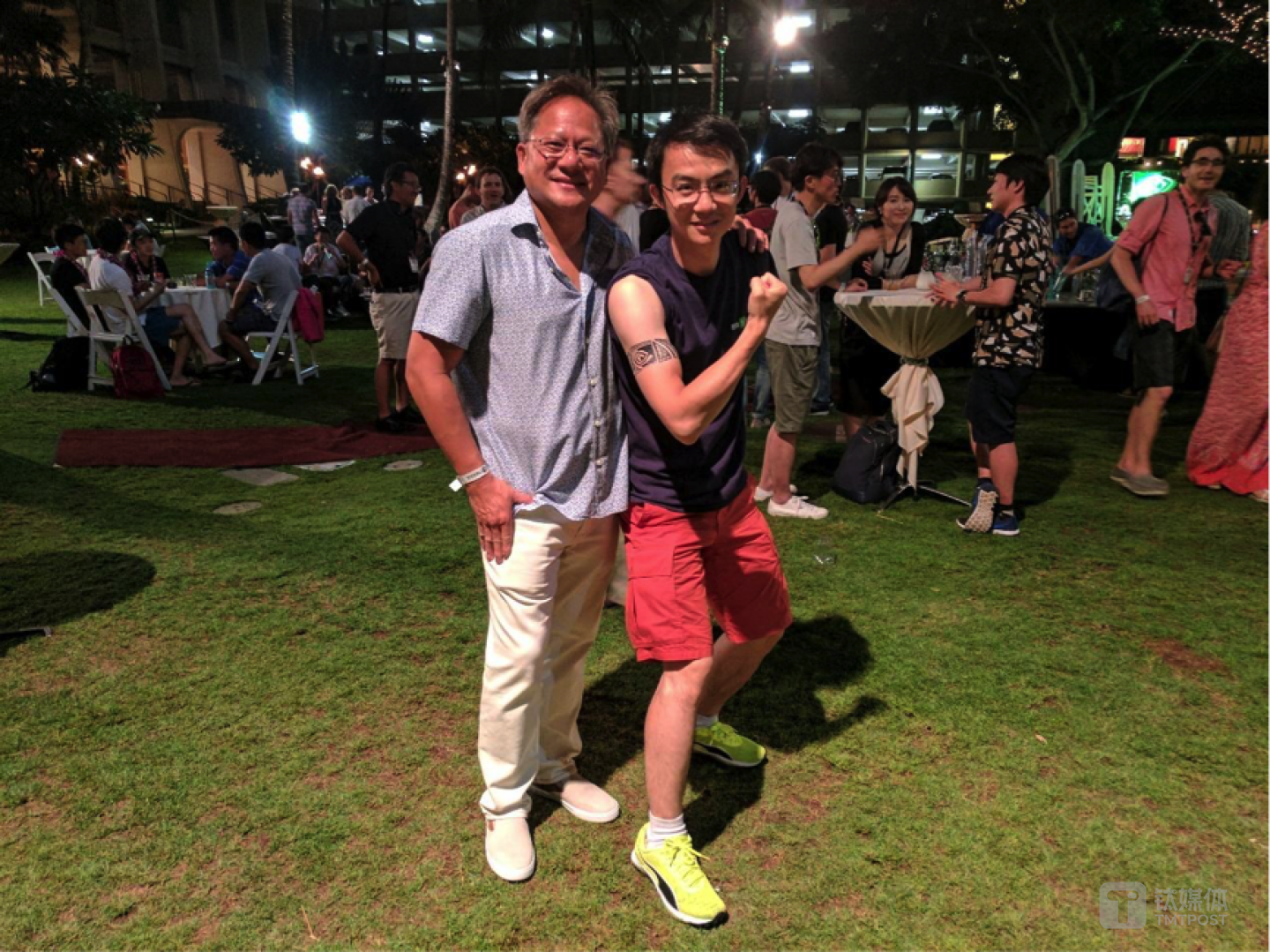 图森未来CTO侯晓迪和英伟达CEO黄仁勋合影