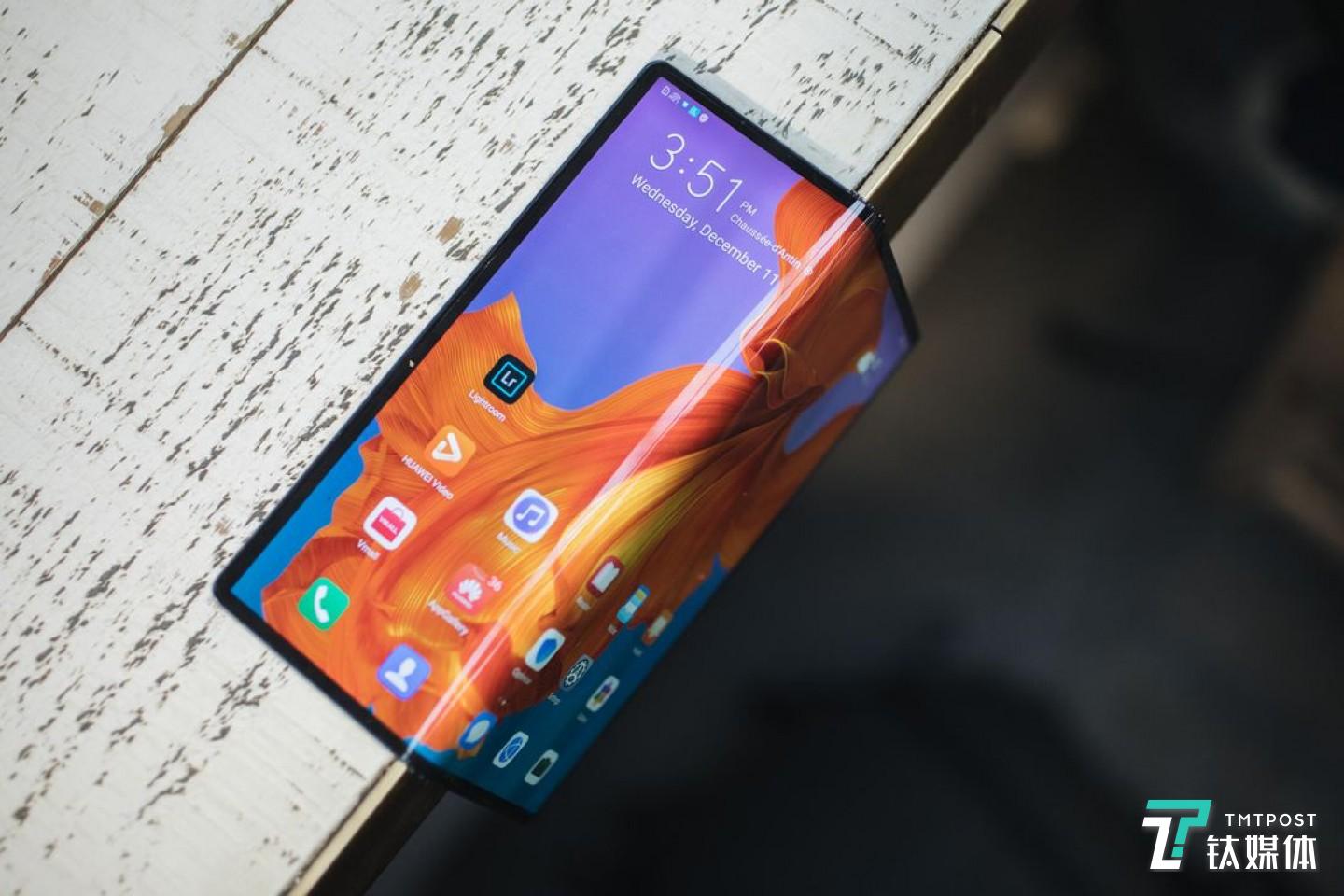 2月24日，2019世界移动通信大会，华为发布首款5G可折叠屏手机Mate X。（图/ Andrew Hoyle CNET）