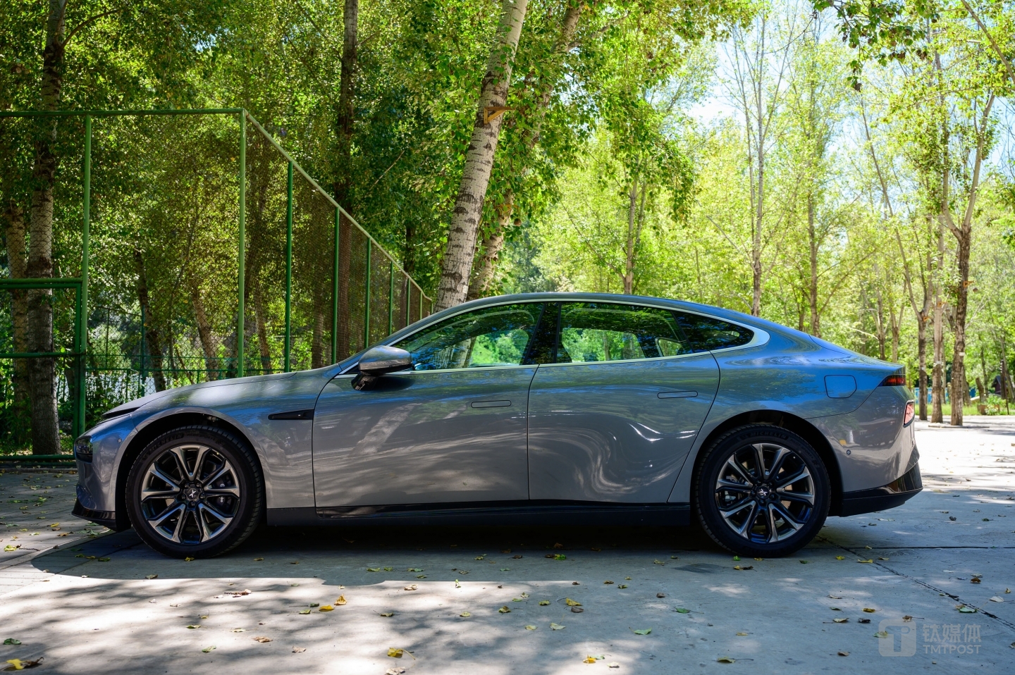 车身侧面轿跑风格更加明显