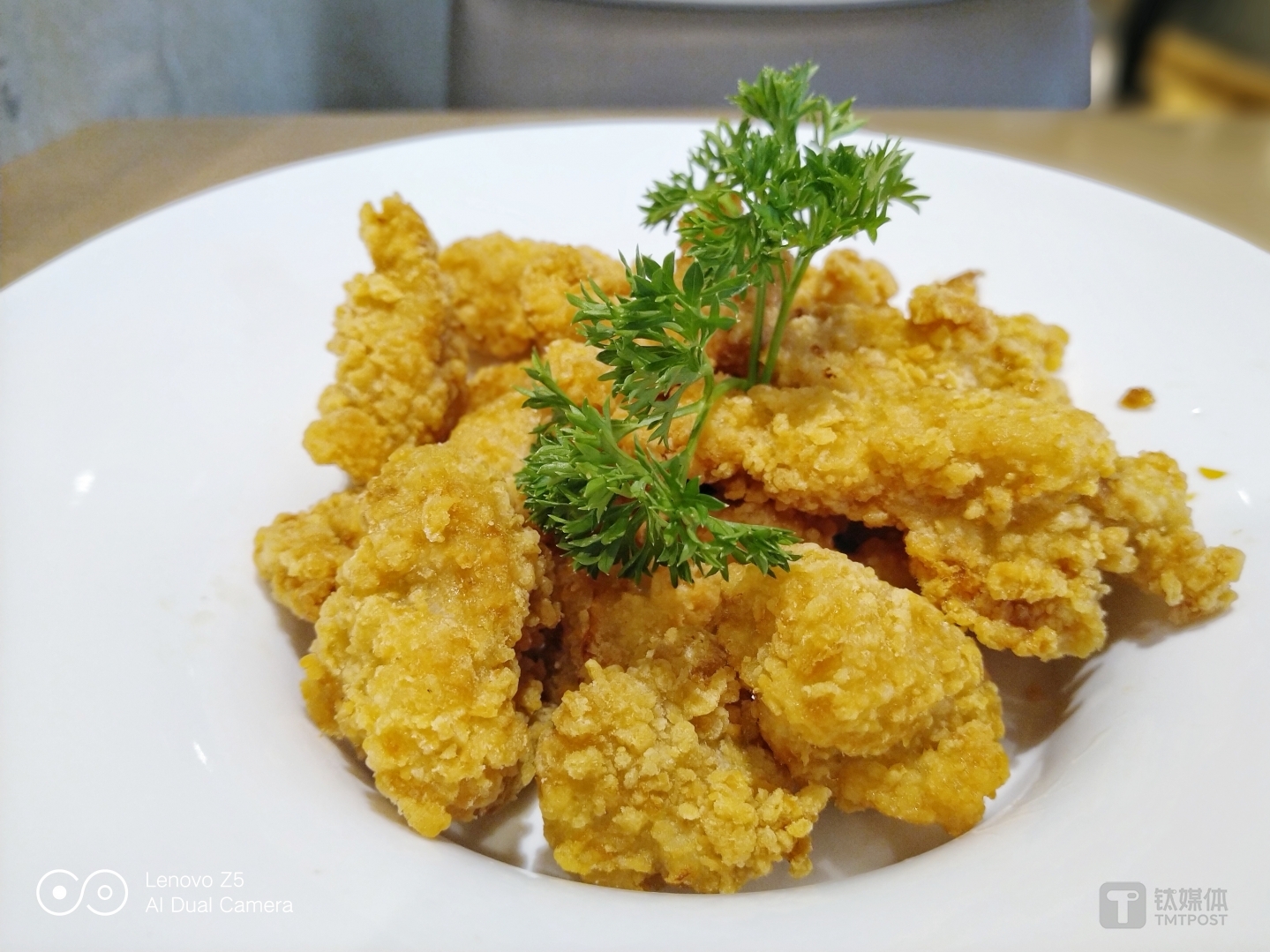 人像模式静物虚化效果 焦距：4.0mm 光圈：f/2.0 快门速度：1/33s ISO:250