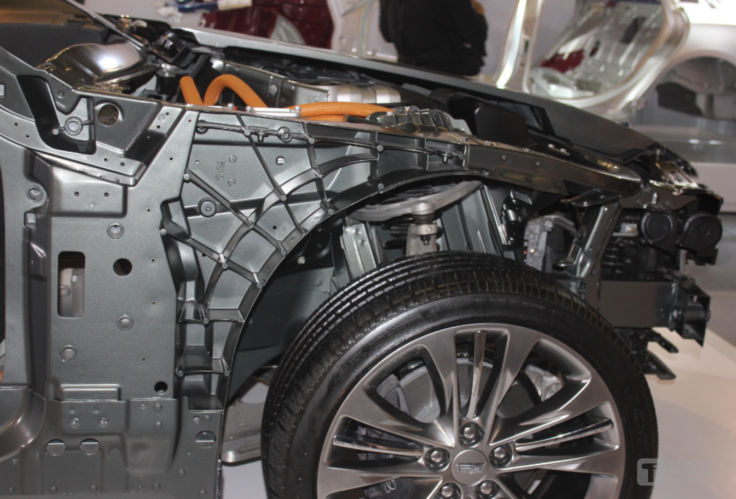 引擎舱的减震设计