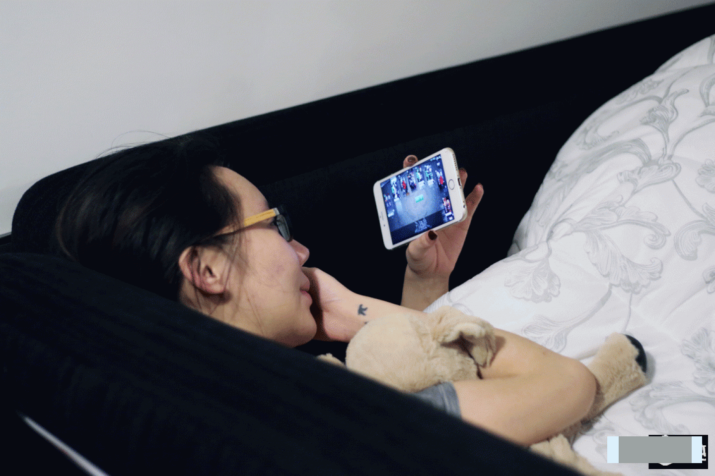 October 29th, 1:00 am. Most people in Xu&rsquo;s team like to stay up at night, including herself. After the meeting with her team, Xu started to play The Battle Of Three Kingdoms on her phone, and it&rsquo;s already one in the morning. Xu is really into the history of the Three Kingdoms for the fact that she believes that history was a tragedy since nobody actually achieved their goal.
