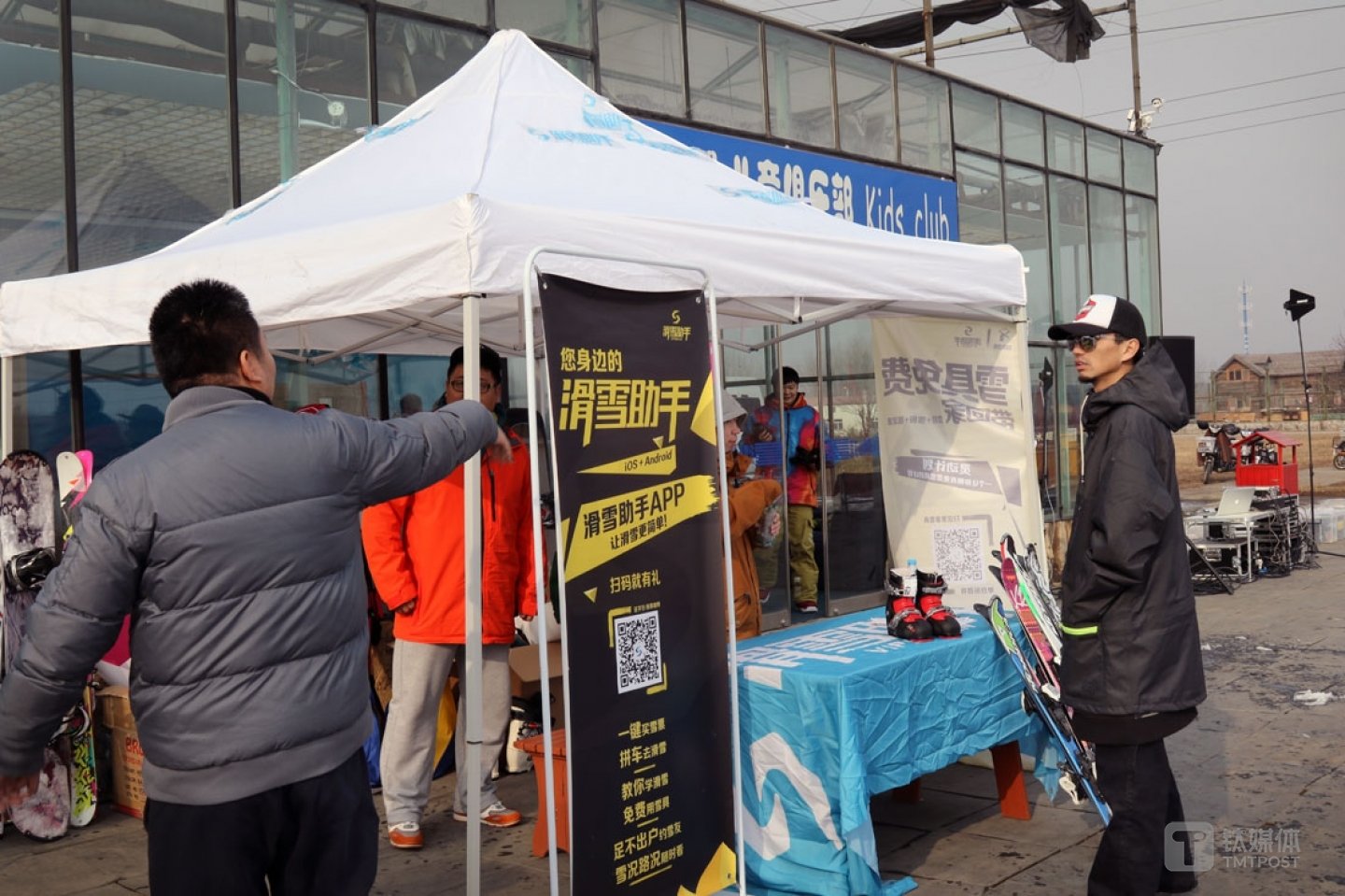 相比其他O2O产品在大街上扫码,球叔的滑雪助手需要更有效的地推,他选择和雪场、体育场馆合作,因为这些地方的人群非常精准。