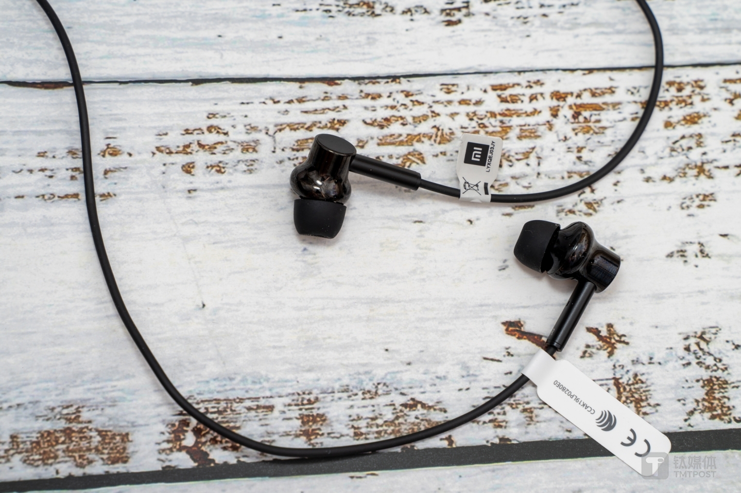 黑色外观，应用了不同材料