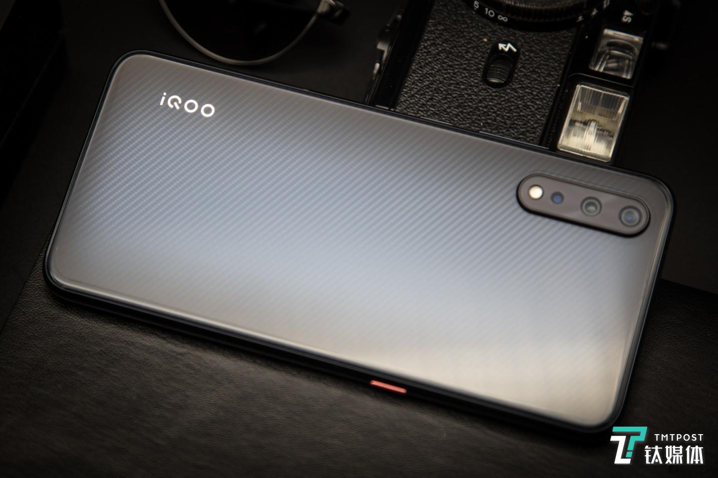 碳纤黑配色的平面玻璃背壳