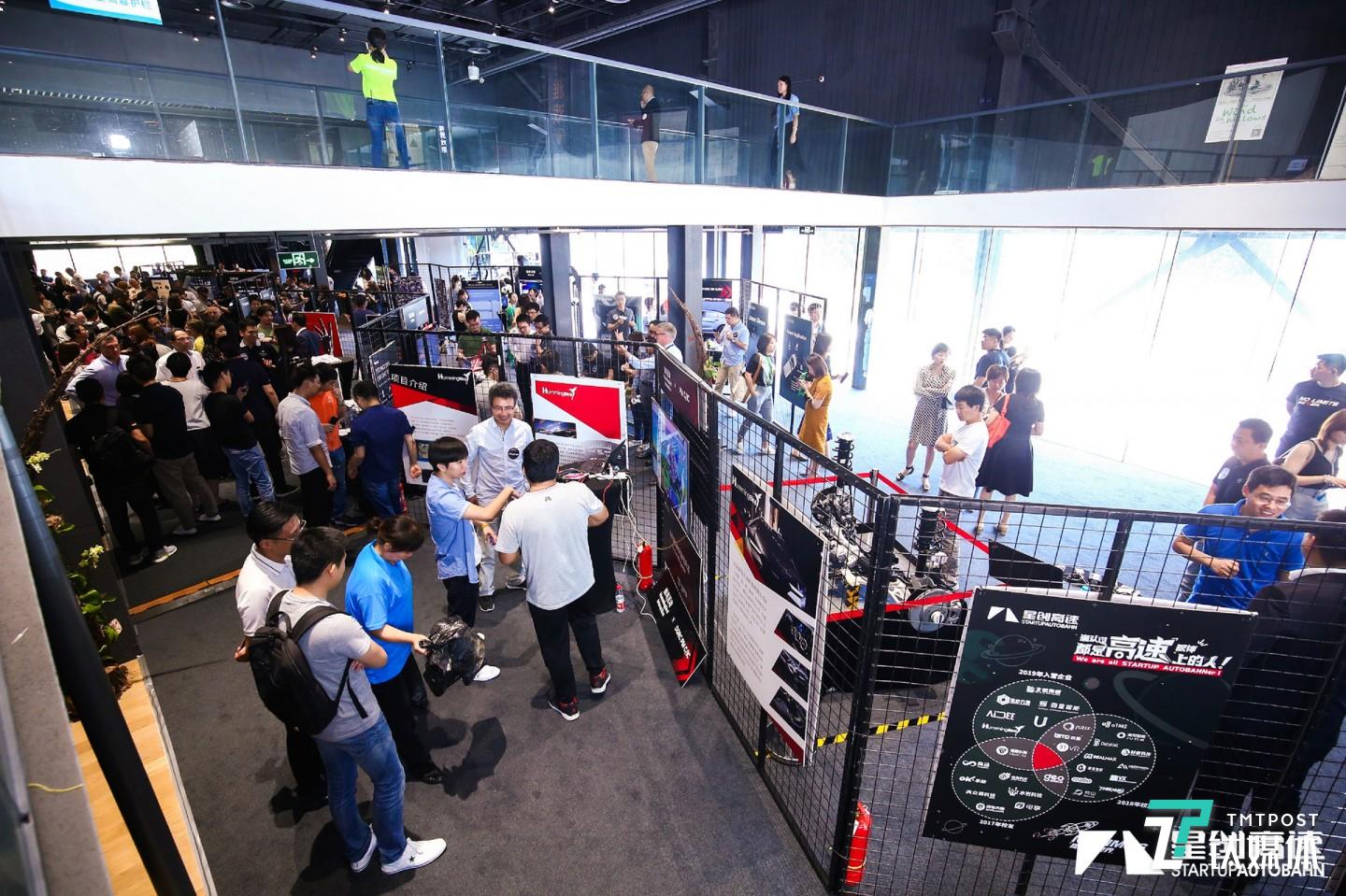 现场体验蜂鸟VR游戏