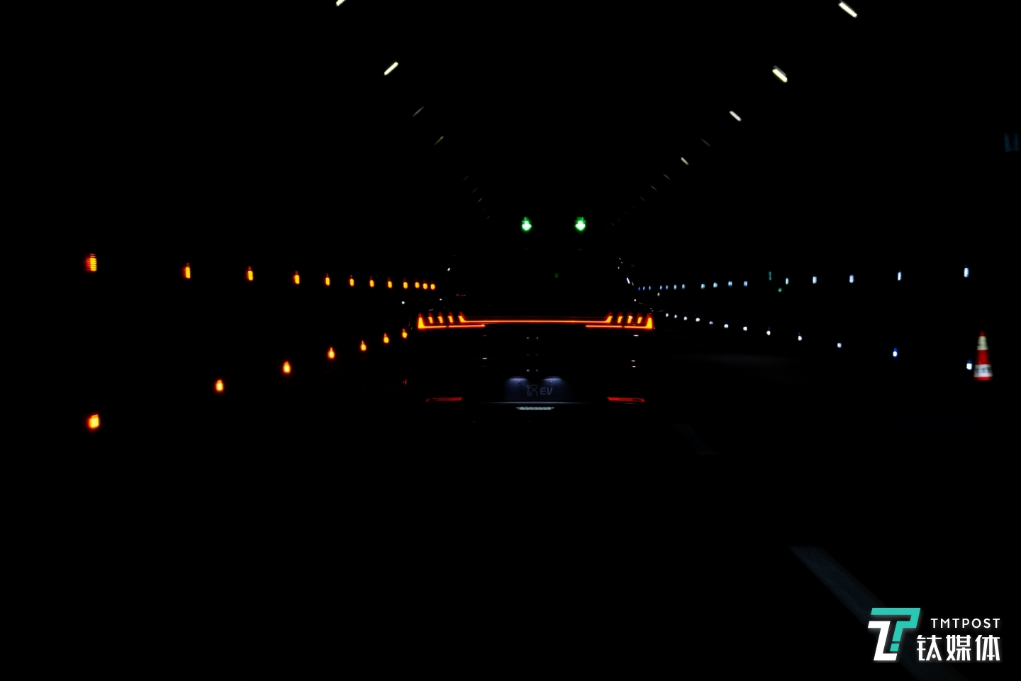 后部的贯穿式尾灯