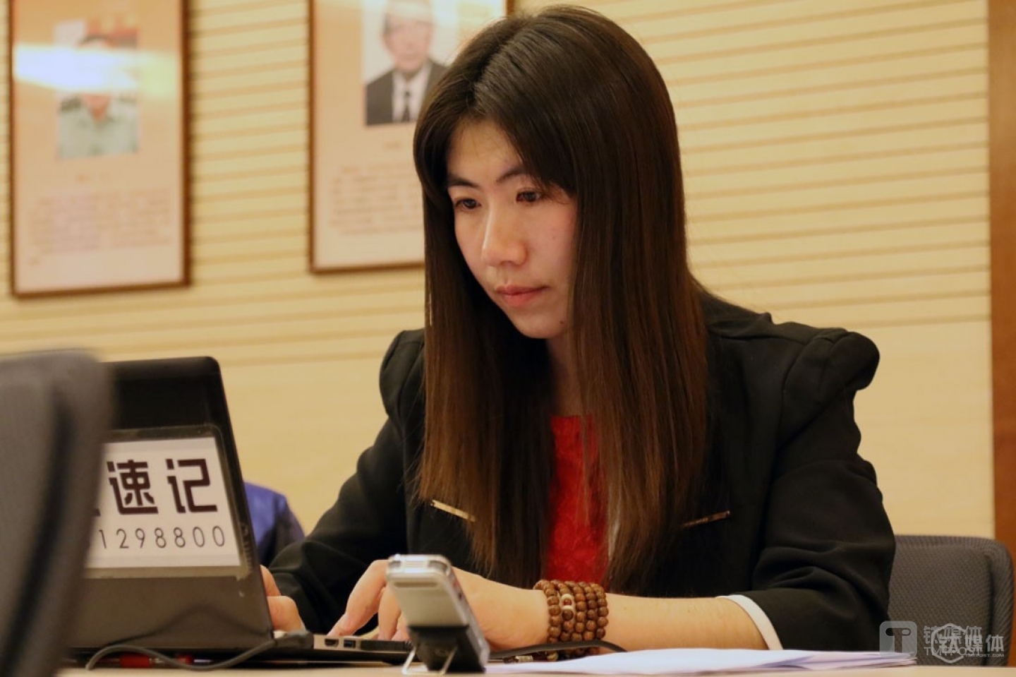 After graduation, Ms. Ren, majoring in tourism and hotel management, worked as a tourist guide for almost a year and even once worked in a hotel for half a year. However, she was too introverted for these jobs. After coming to know stenographer as a job in 2004 via the Internet, she decided to move from Shanxi province to Beijing to learn to be a stenographer. “All I need to do is sit down and type. I don’t have to communicate with others, and I can finish my job onsite,” she recalled. However, there is always the other side of the story: the training was pretty boring at first, since she was supposed to learn to type with tricky fingering and practice to dictate one piece after another. “Many people couldn’t stand and just quit. Up till now, I am the only one left that are still working as a stenographer,” she sighed.