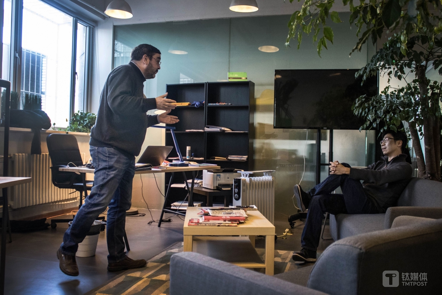 托馬斯的辦公桌位于公司的一角，從這個特殊的角度，他可以看到辦公室大部分人?！皬恼慕涷灨嬖V我，不要坐隔間，要和人們坐在一起，這樣方便辦公和交流，既可以看到同事每天的變化，同事也可以監(jiān)督我每天在做什么”。