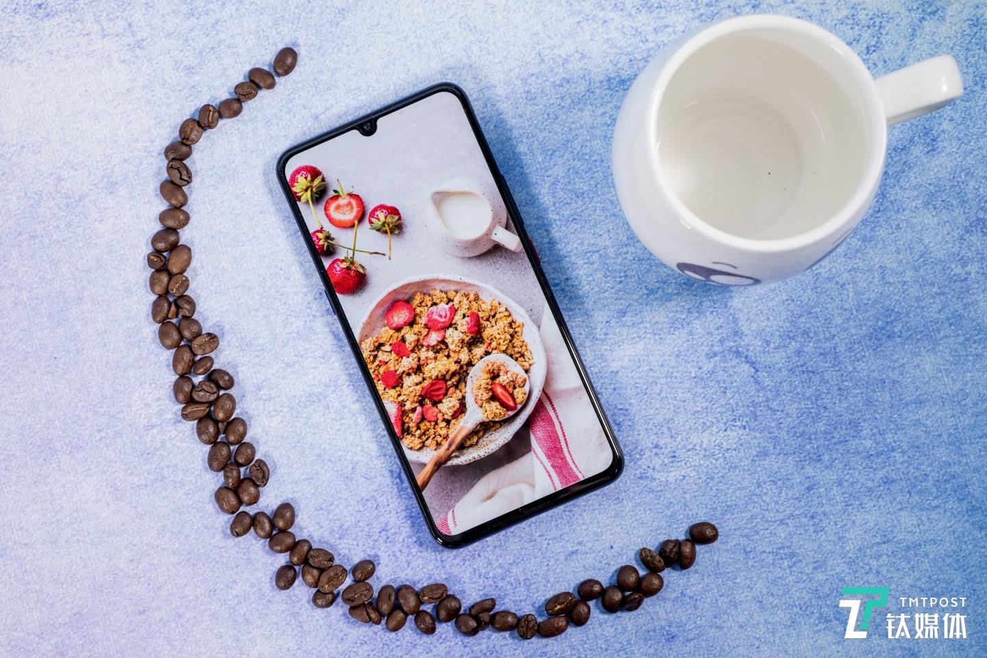 整体外观设计是旗舰机的感觉