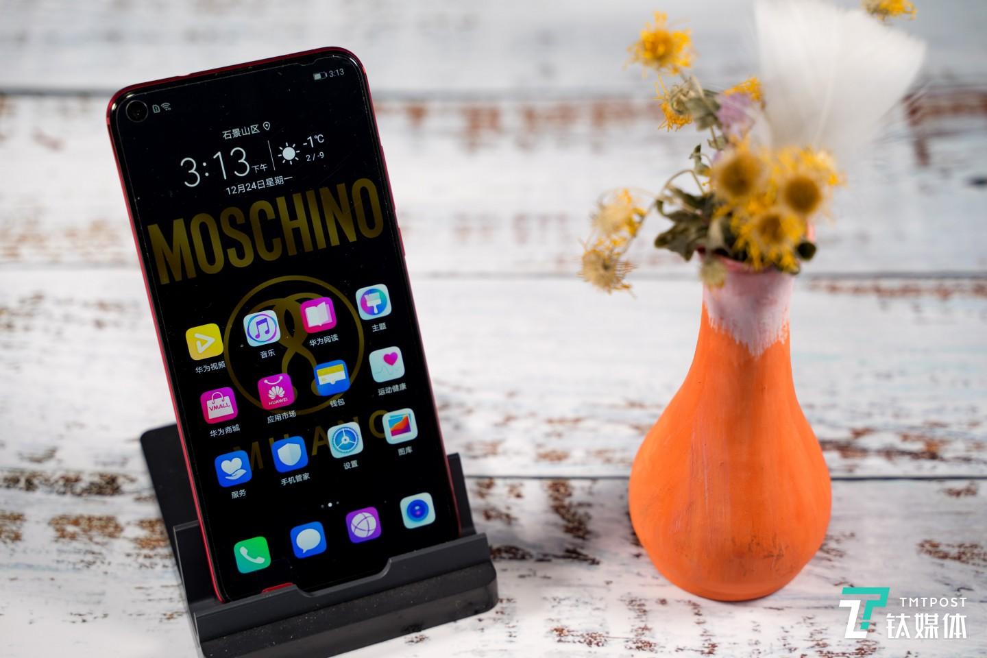 幻影红有MOSCHINO的壁纸