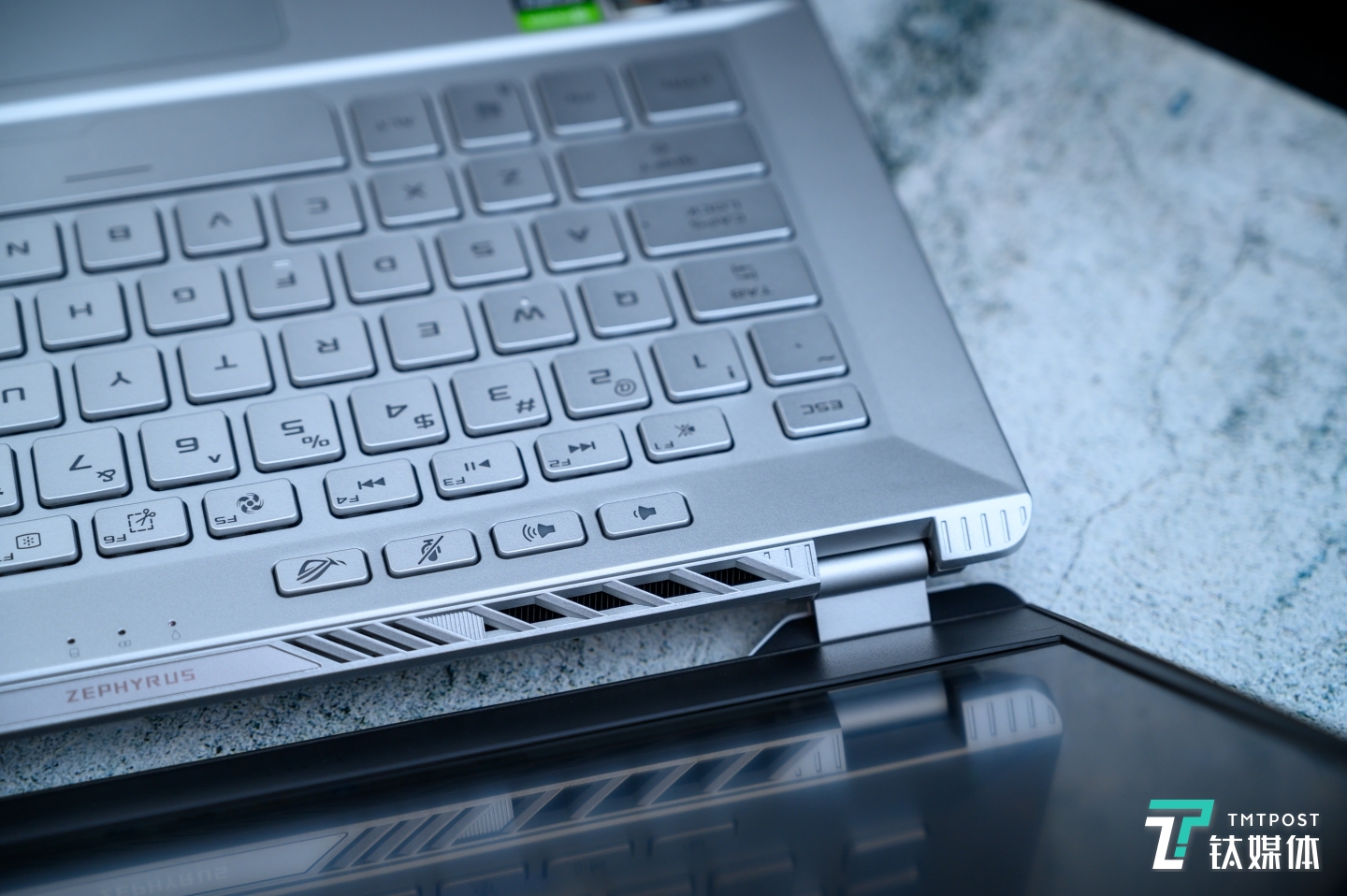 游戏本产品中经常看到的大面积出风口设计