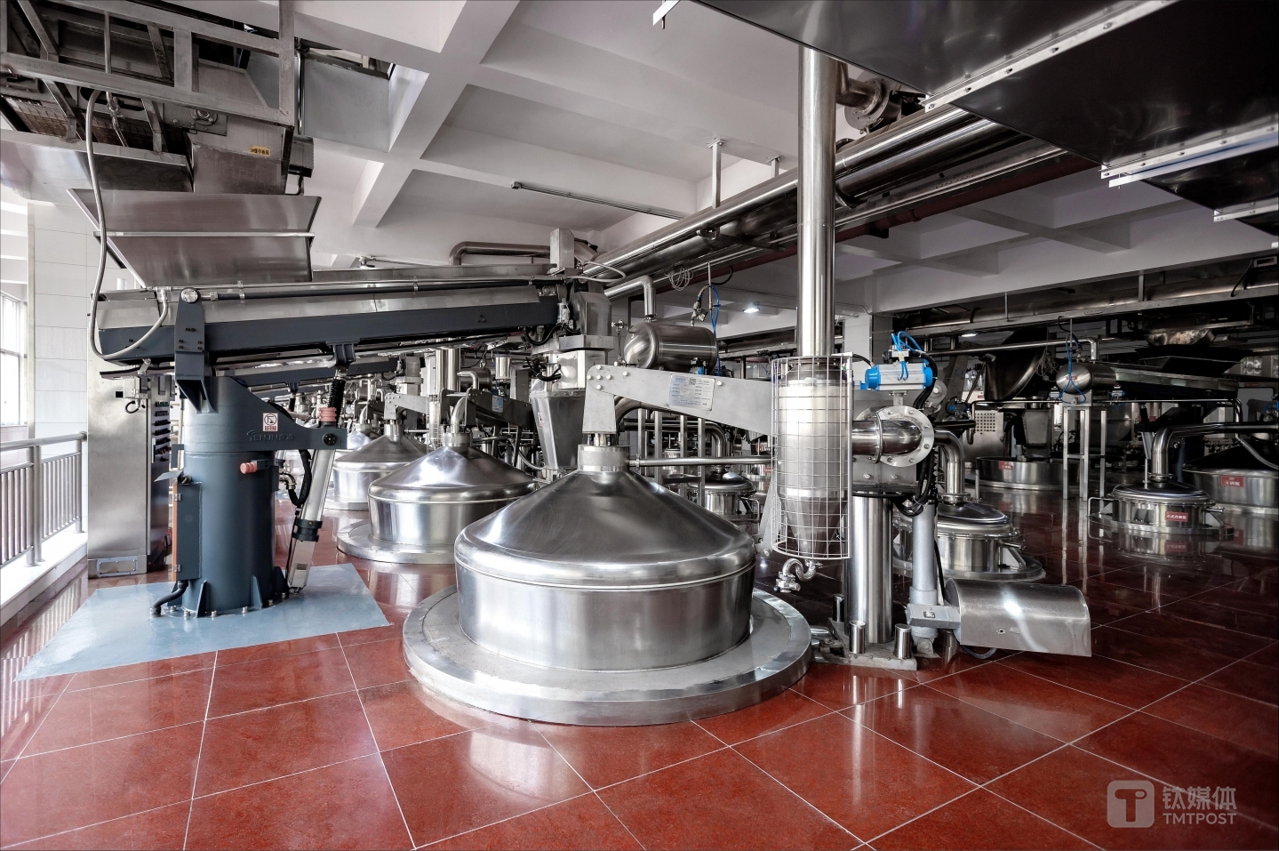 （国台酒业智能上甑区）