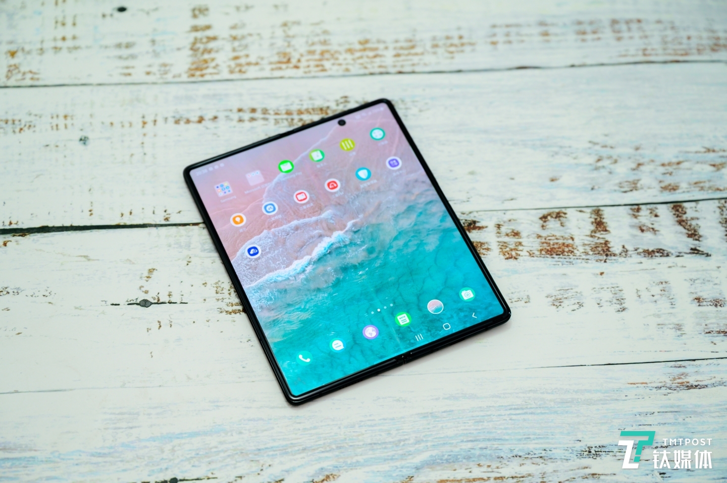 内屏同样具备挖孔摄像头