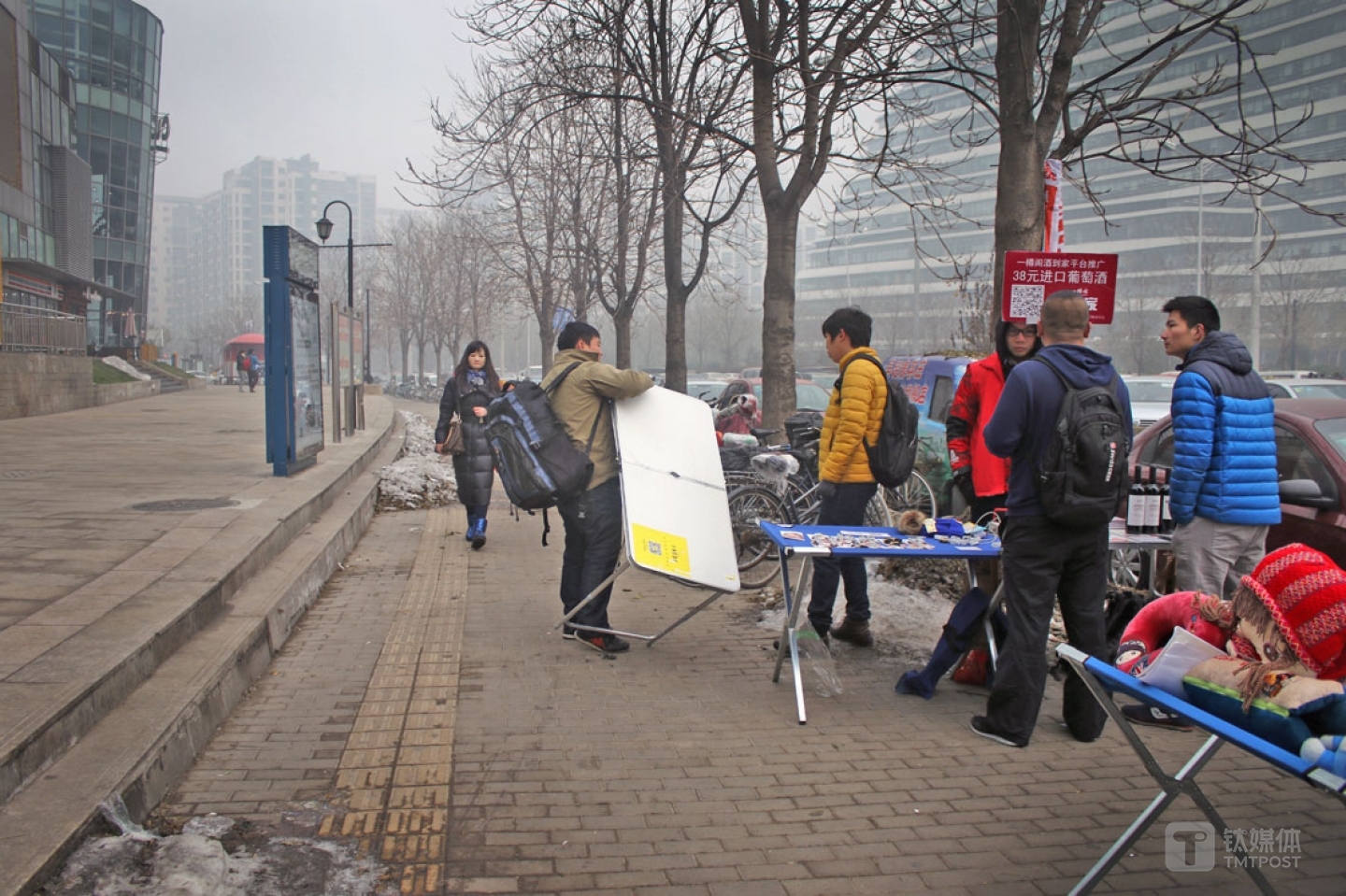 10：不过在望京SOHO这类地方情况则不一样，毕竟年轻上班族居多，基本一看就知道怎么回事。月底的一天，杨杰带着自己的折叠桌来到望京SOHO，这次他推的是一款保险产品，只需要关注公众号，输入手机及验证码，就可以获得一副手套或者一个毛绒钥匙扣。这些礼品是杨杰在批发市场买的，中介给到他5块钱一个的价格，但没有额外提供礼品。