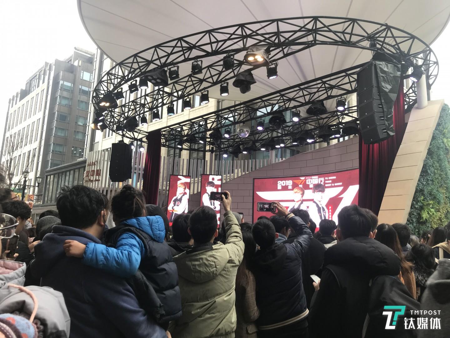 叔叔抱孩子抱得也很累