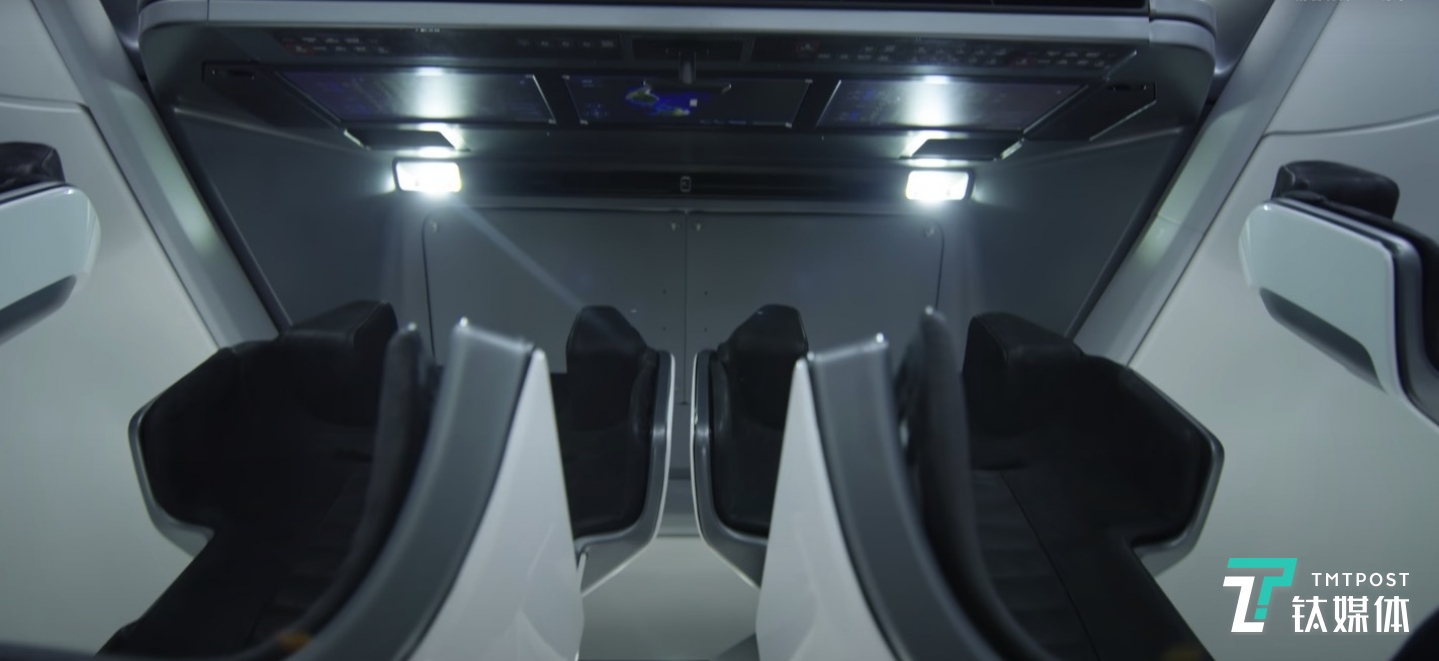 SpaceX官网提供的龙飞船内部图