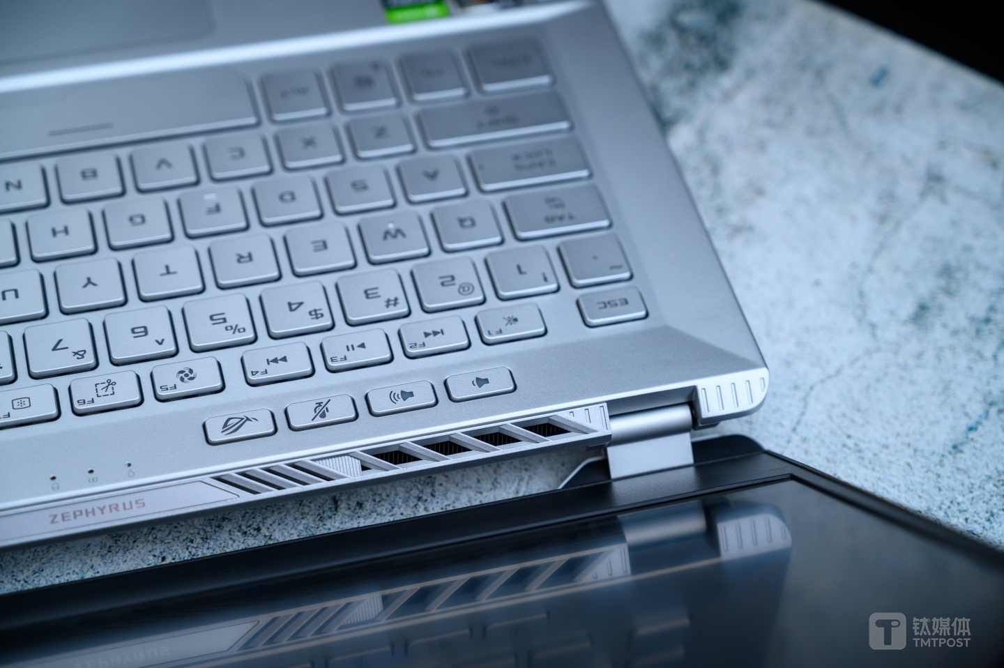 游戏本产品中经常看到的大面积出风口设计