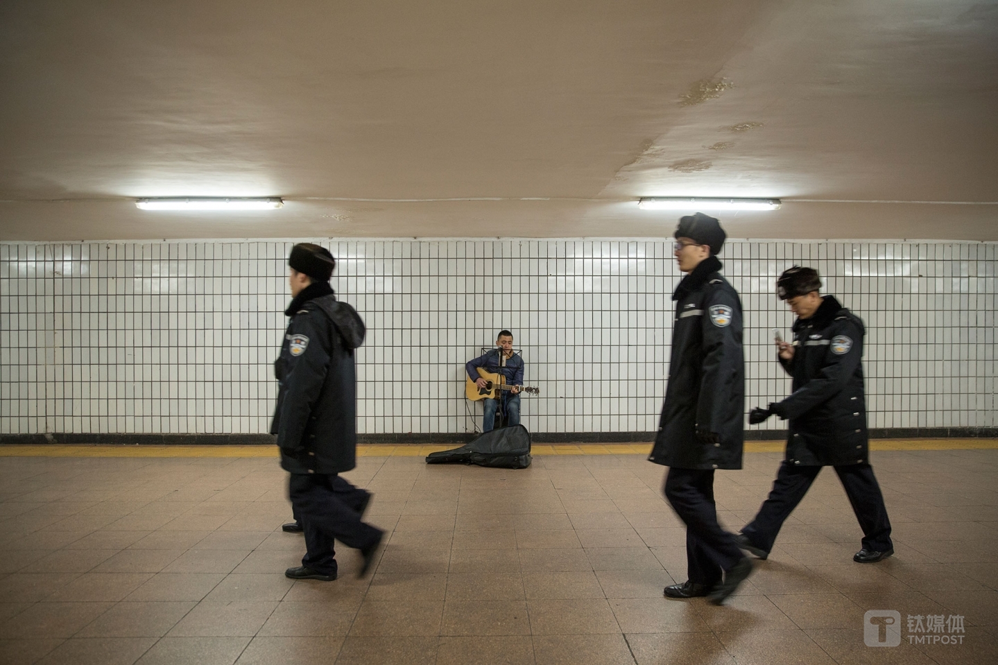 自娱自乐。全国两会开幕当晚，前门大街地下通道的卖唱人。