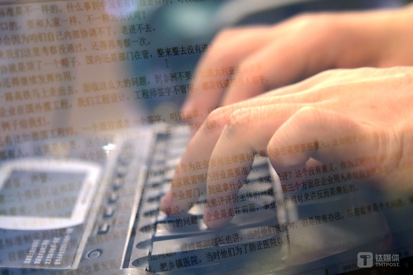 速记机分为有声和无声,价格从3300元到5800元不等,速记师的价格从3小时800元到1200元不等,一个成熟速记师,每个月收入大概一万多,目前国内成熟速记师不超过一千人,集中在北上广,“杭州也有,比如马云就有自己的专职速记师”。 对于时下热门的语音识别,任倩乐认为,目前语音识别还有局限性,要求普通话标准、现场安静、工作时需要联网,“语音识别要突破的门槛还很多,可以在小范围使用,比如一个作家要出书,他可以自己在家进行语音识别操作。”