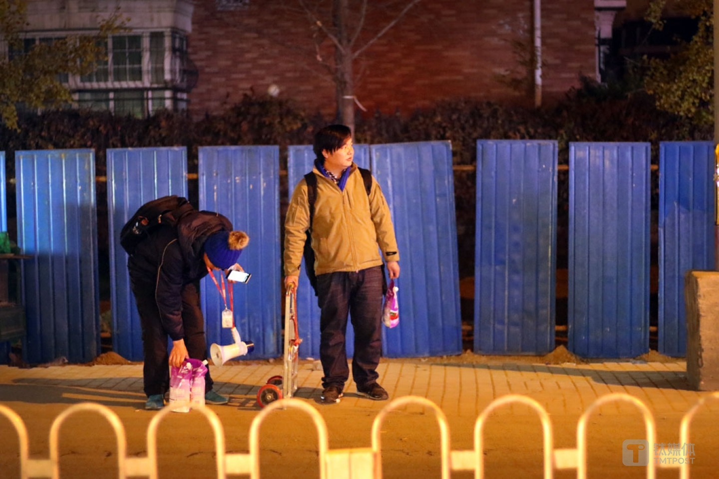 從下午6點(diǎn)到晚上10點(diǎn)半，在冷風(fēng)里占了4個(gè)多小時(shí)，倆人掃了不到20個(gè)人。大部分的時(shí)候，他們也不知道自己接到的活，已經(jīng)被轉(zhuǎn)了幾次手，有時(shí)候甚至被轉(zhuǎn)手5到6次，&ldquo;如果一個(gè)監(jiān)管不嚴(yán)的公司，自己?jiǎn)T工會(huì)拿第一手的中介費(fèi)，然后層層剝下來，到街上，如果不包含禮品費(fèi)用，地推一般就能拿到2塊到5塊一個(gè)，其實(shí)可能第一手的預(yù)算超過20塊一個(gè)用戶&rdquo;。