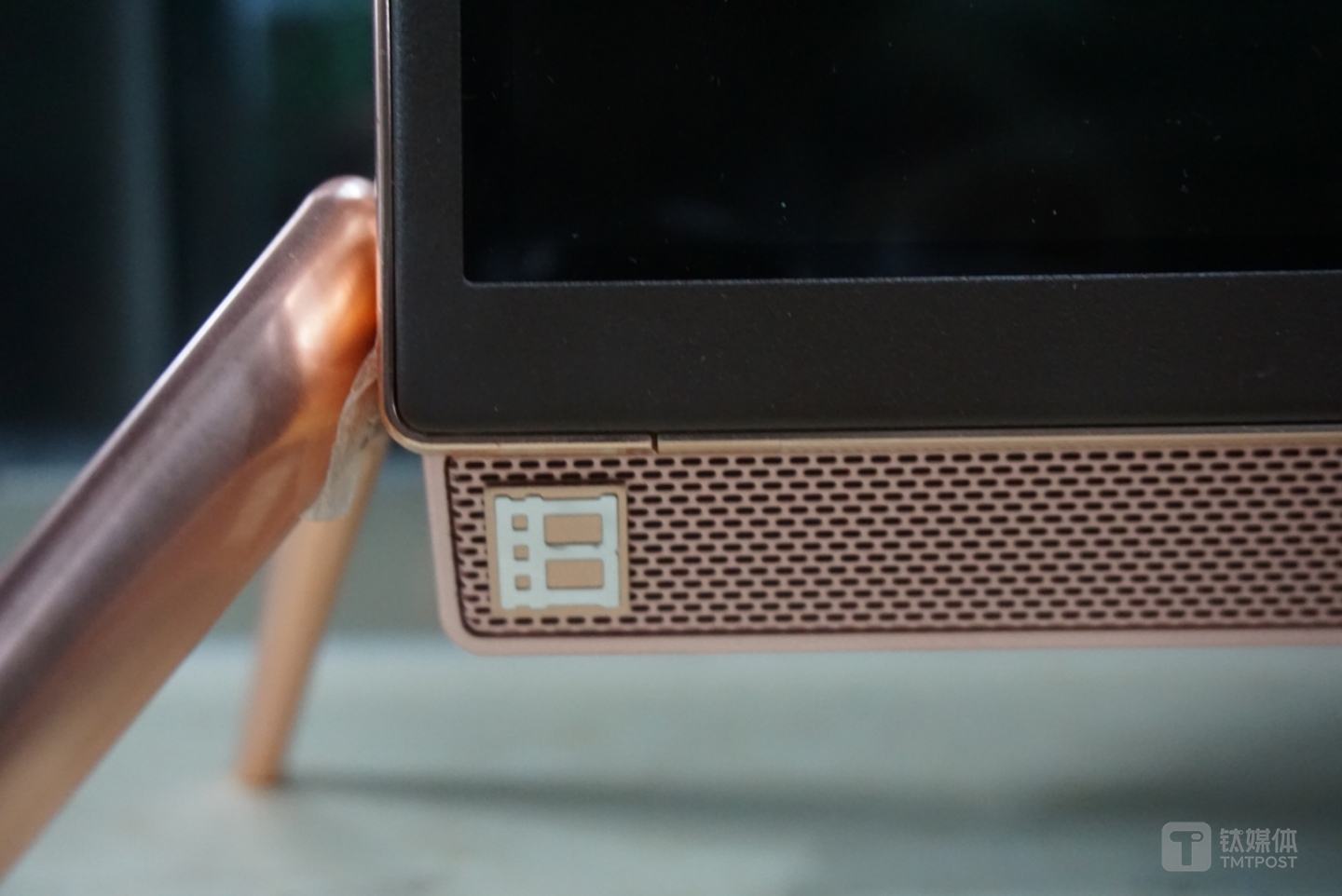 暴风TV的正面非常简洁，底部安放着和屏幕边缘等长的一体式Sound Bar扬声器，其中包含2个10W全频和2个5W的高音，可提供3D环绕音和视听临场感。扬声器左侧隐藏着暴风的LOGO，右侧拥有一个电源指示灯，除此之外没有任何突兀的地方，这种设计确实能够增强暴风TV的整体性。