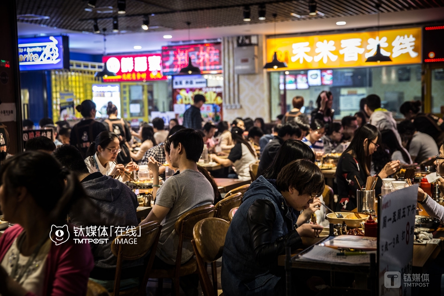 There were many fast food stores at the ground floor of Hui Huang International Hotel. It&rsquo;s inexpensive, convenient and quick to have lunch here, so many white-collar workers working around Shangdi area would choose to have lunch here.
