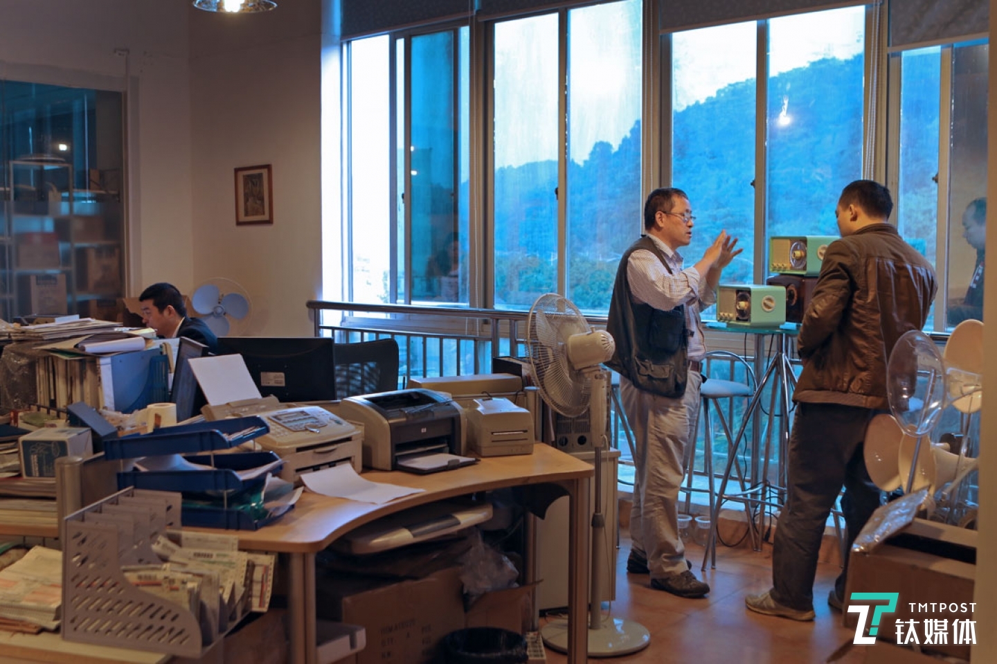 1992年來(lái)到深圳創(chuàng)業(yè)，這過(guò)程中，曾德鈞經(jīng)歷過(guò)合作伙伴一夜之間搬空公司卷錢(qián)跑路，也經(jīng)歷過(guò)被人竊取技術(shù)，還打過(guò)官司。工廠名叫極典科技，是曾德鈞在1994年一手創(chuàng)辦，2008年金融危機(jī)差點(diǎn)讓工廠倒閉。  最困難的時(shí)候，10個(gè)核心員工，最多的人累計(jì)拖欠工資18個(gè)月，但這些員工一直都沒(méi)離開(kāi)曾德鈞，10個(gè)人里有8個(gè)人工作年份超過(guò)10年，2個(gè)超過(guò)5年，&ldquo;當(dāng)時(shí)如果有任何一個(gè)員工去勞動(dòng)局投訴我，我就得倒閉&rdquo;，極典從2014年開(kāi)始恢復(fù)盈利后，曾德鈞準(zhǔn)備拿出35%的股份分給這10個(gè)員工。