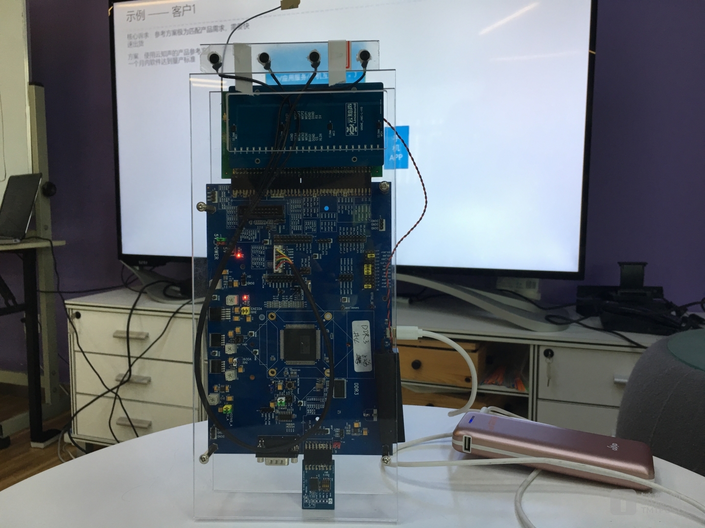 搭载云知声&ldquo;雨燕&rdquo;芯片的硬件电路板，已经可以实现语音交互功能。