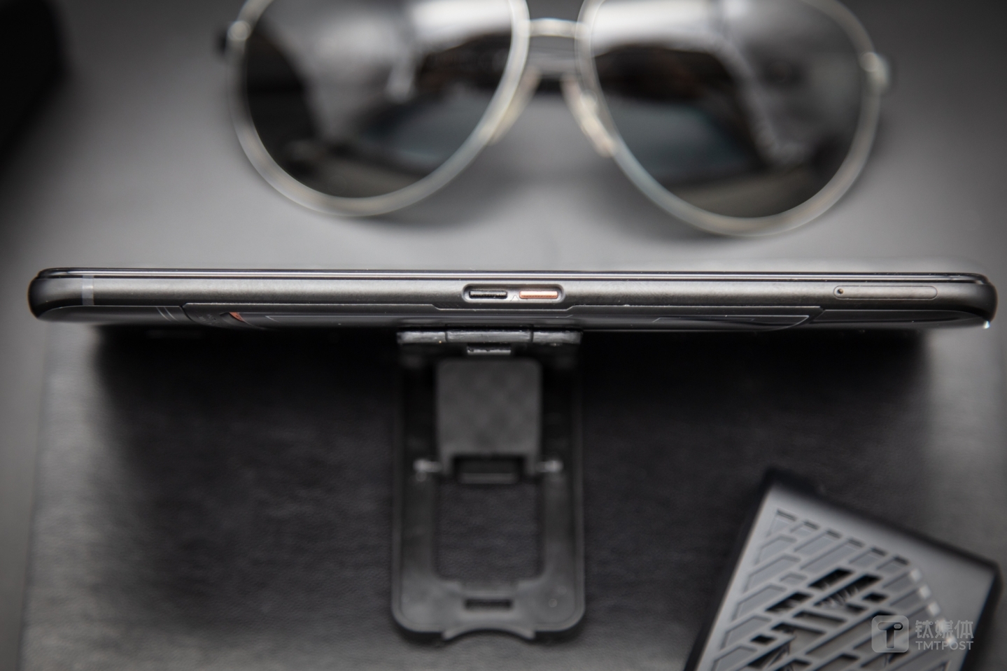 侧边定制接口&SIM卡槽