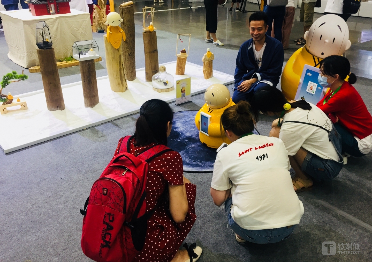 第一代贤二机器僧在TechCruch杭州2018展会上，图／钛媒体 付梦雯