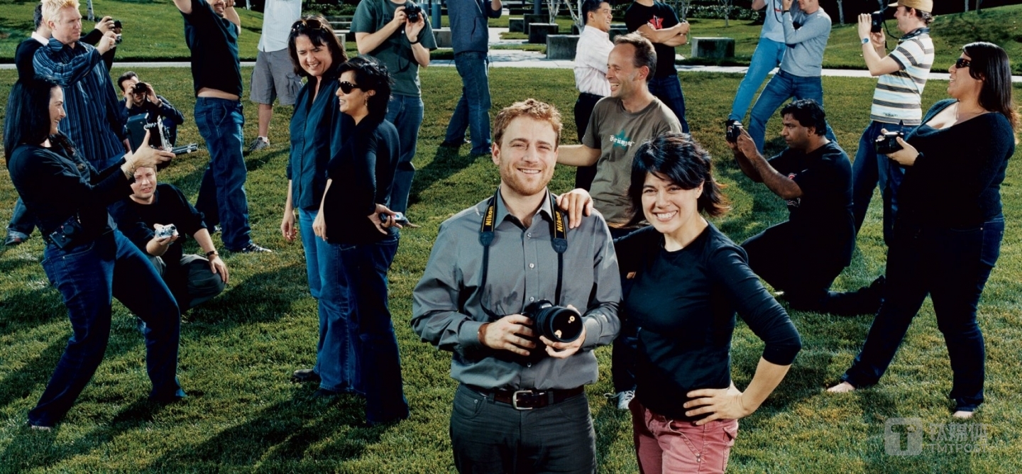 前景人物为 Flickr 的两位联合创始人巴特菲尔德和卡特琳娜&middot;菲克（Caterina Fake） 来源：Inc.