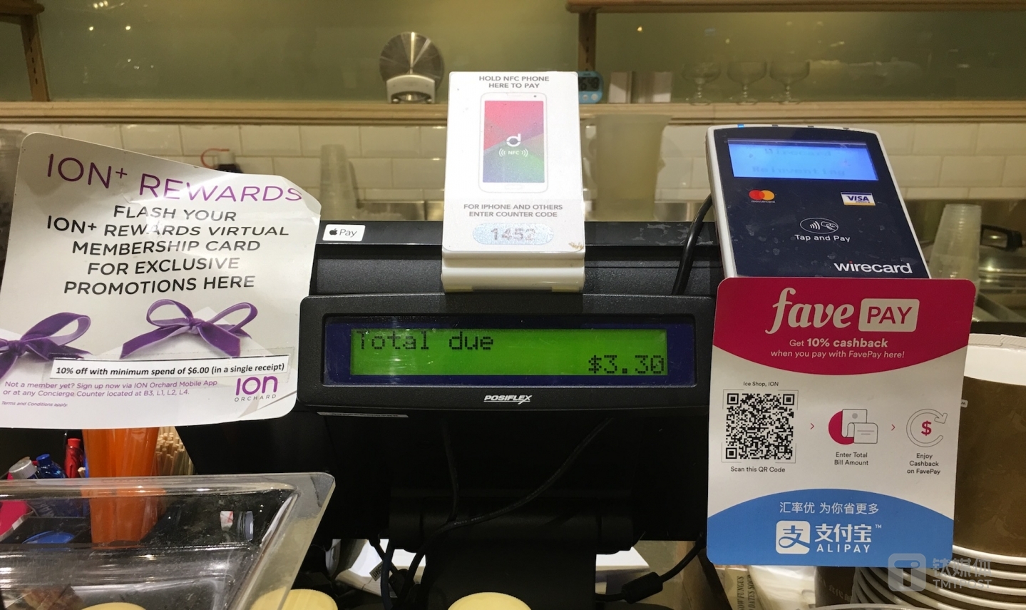 位于新加坡乌节路购物中心的门店内，均贴有支付宝的二维码。