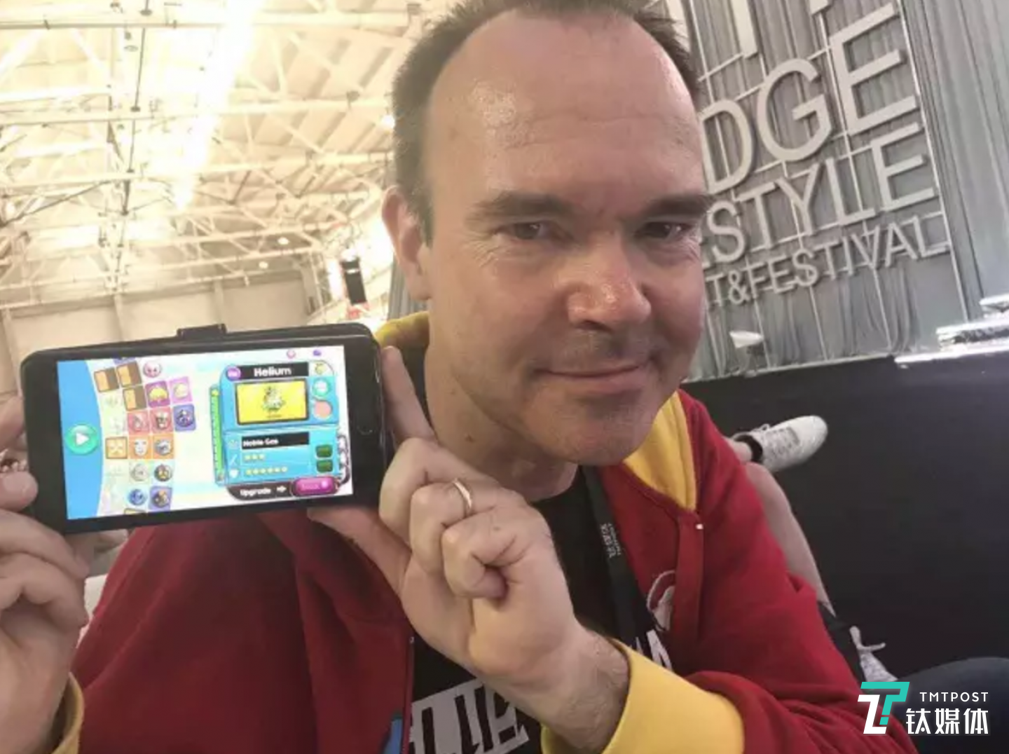 Peter Vesterbacka showing his latest game to TMTPost.