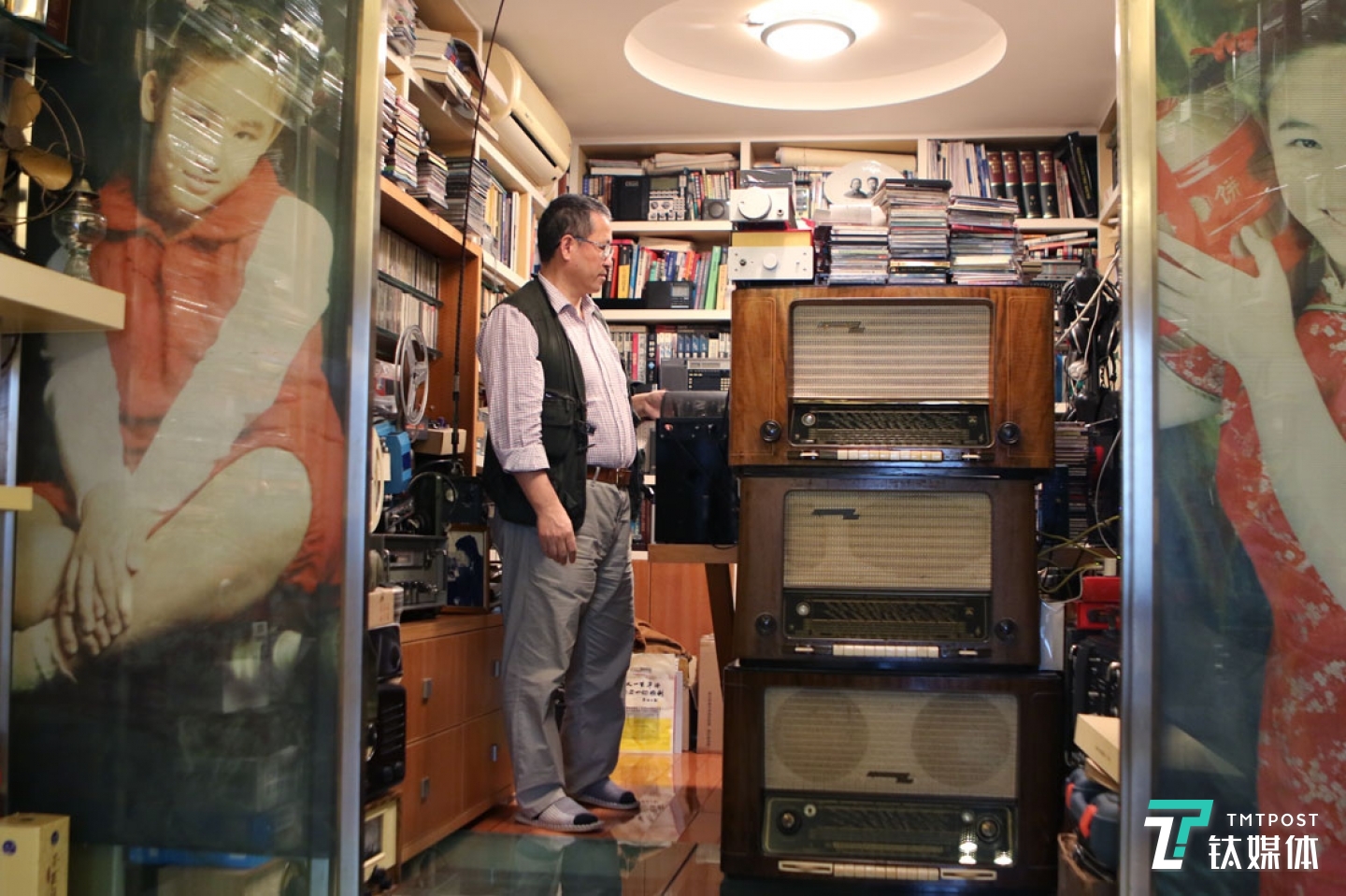 曾德鈞家里，擺滿了功放、收音機(jī)、音箱，但收拾得井井有條。&ldquo;他東西太多了，老往家里帶收音機(jī)，把空間全都占了，來(lái)送快遞的人，以為我們家是做淘寶的。&rdquo;不過(guò)她說(shuō)，雖然念叨他，但這些東西她都喜歡，&ldquo;他喜歡的東西都差不了&rdquo;。這些年，曾德鈞買(mǎi)收音機(jī)、做收音機(jī)，花了不少錢(qián)，妻子一直都很支持他，&ldquo;如果他需要，我會(huì)傾盡所有。&rdquo;